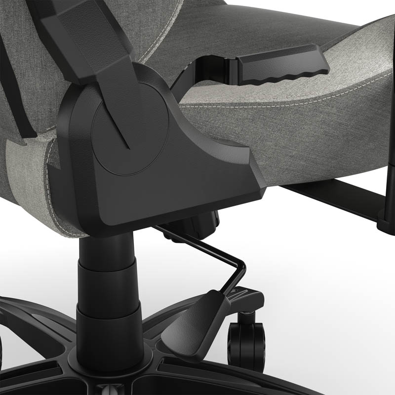 Primer plano de una silla gaming negra y gris. Muestra el reposabrazos ajustable y la palanca de ajuste del respaldo.