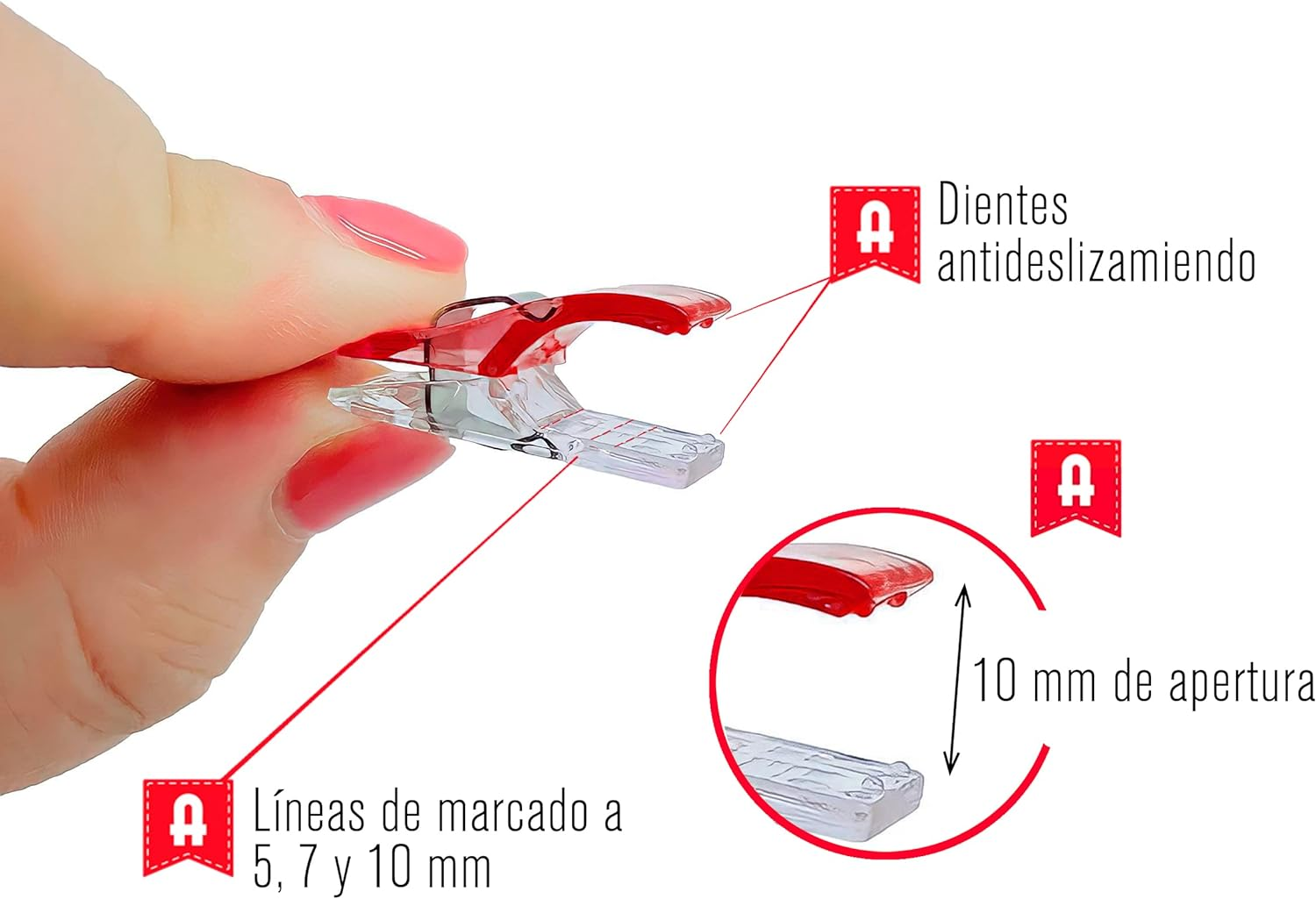 Una mano sosteniendo un clip de costura rojo, mostrando sus características con etiquetas y medidas.