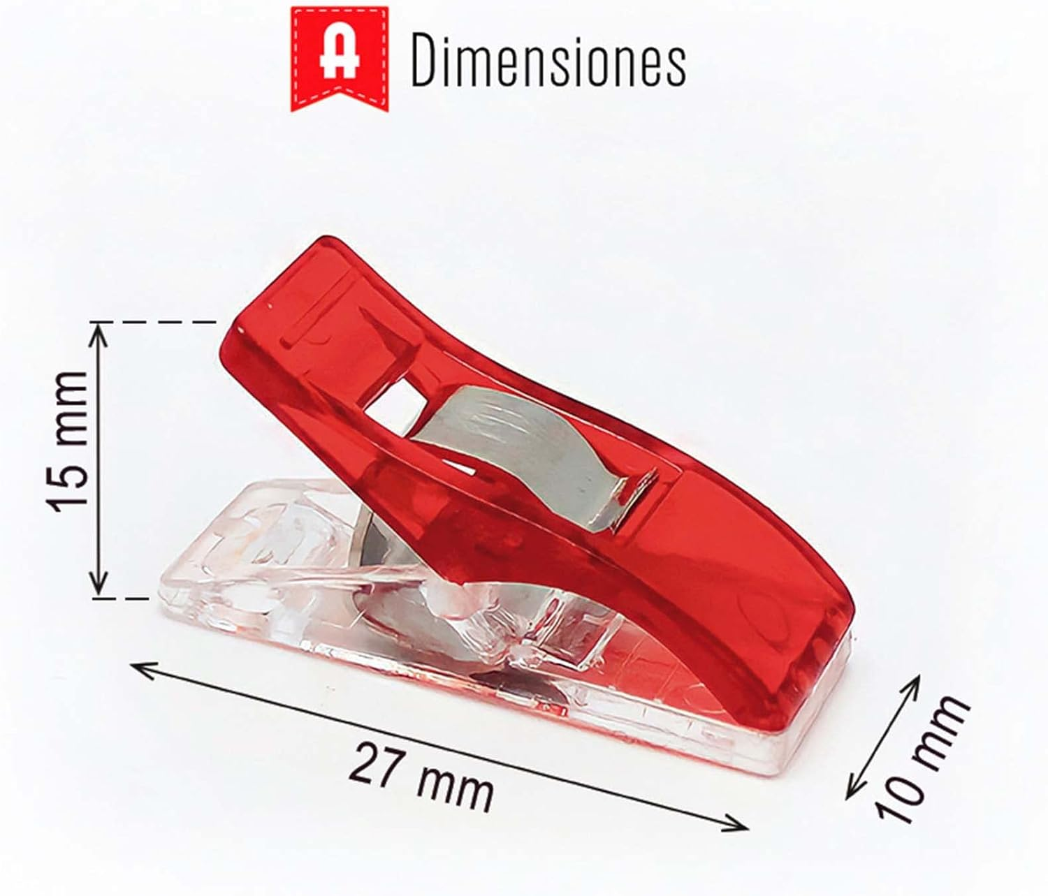 Clip de costura rojo. Dimensiones: 27 mm largo, 15 mm ancho, 10 mm alto. Fondo blanco.
