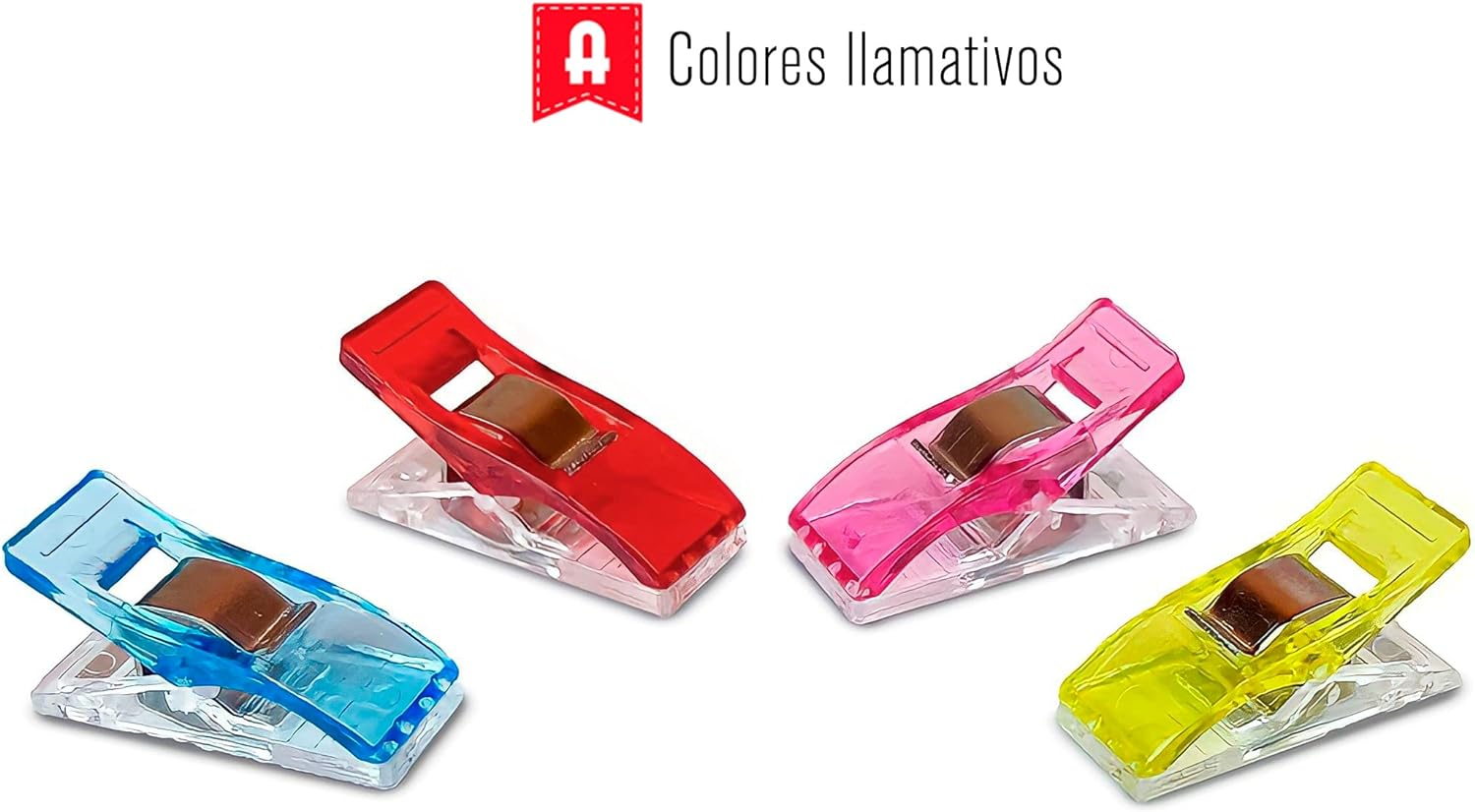 Cuatro clips de colores. Clips de plástico rojo, rosa, azul y amarillo sobre un fondo blanco.