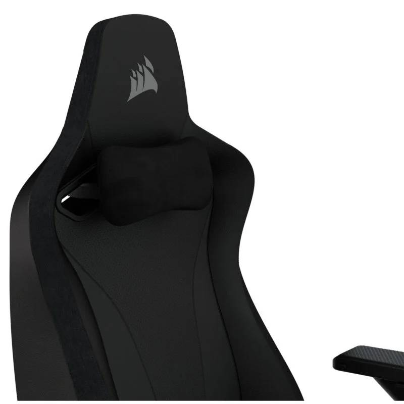 Una silla gaming Corsair negra. La silla tiene reposacabezas, soporte lumbar y el logotipo Corsair. Fondo blanco.