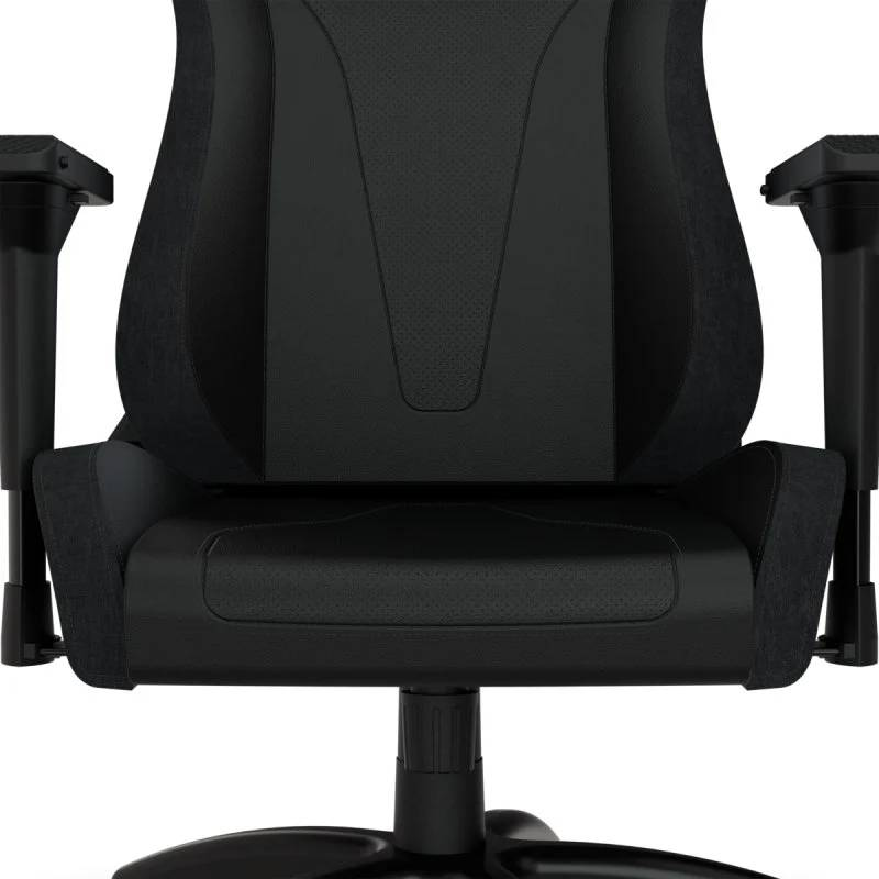 Silla gaming negra. La silla es negra con asiento oscuro. Los reposabrazos son negros.