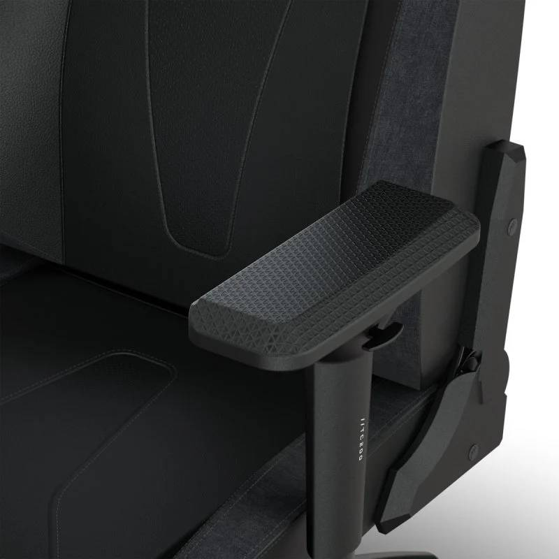 Apoyabrazos negro de una silla gamer.