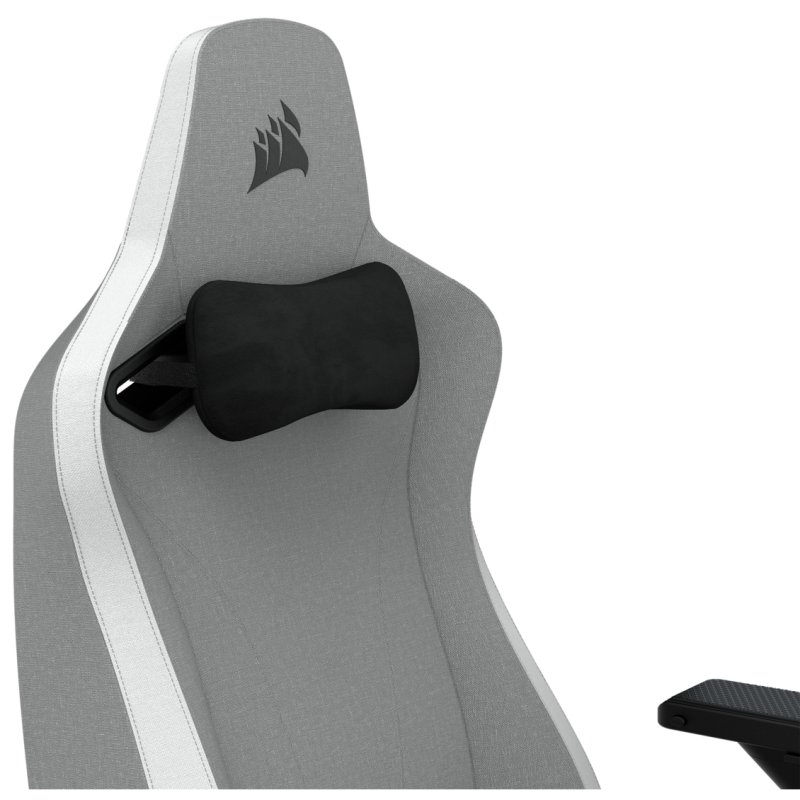 Silla gaming gris y blanca con almohada cervical negra. Logo Corsair visible.