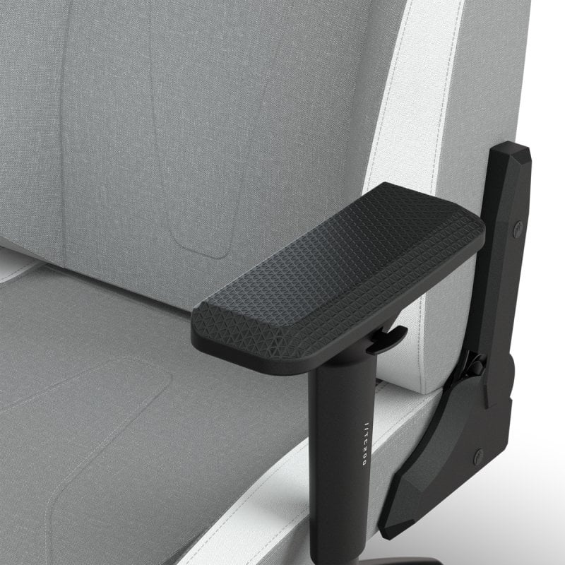 Primer plano de un reposabrazos de silla gaming ergonómica, negro y gris.