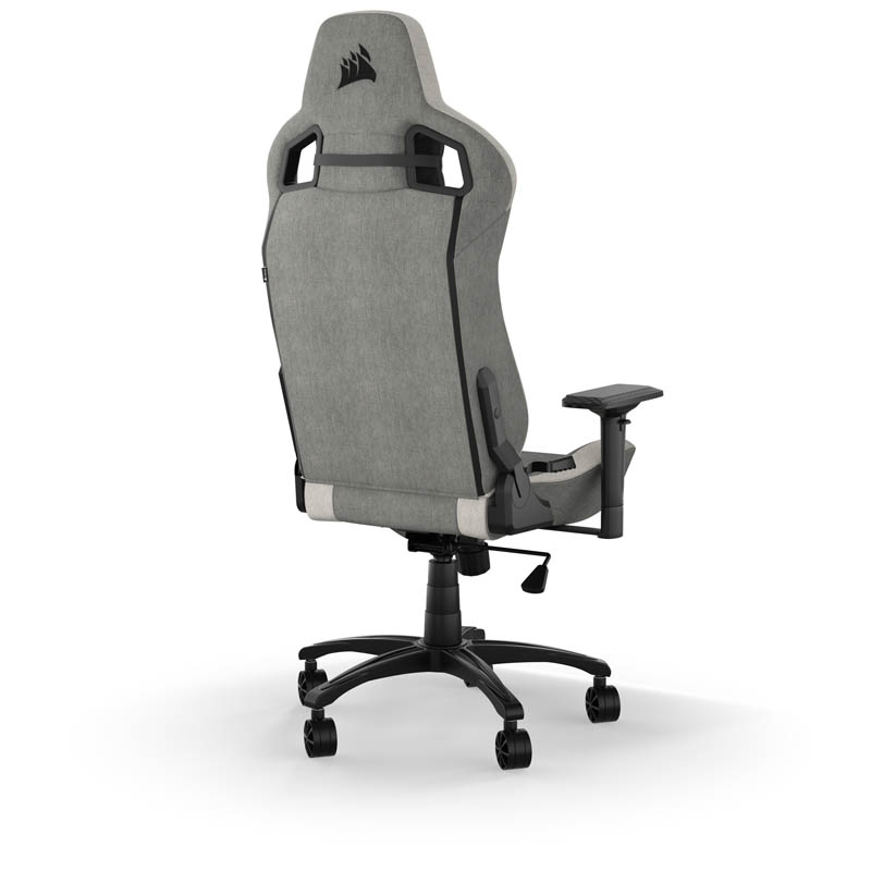 Una silla de juego gris y negra desde atrás. La silla tiene reposacabezas y reposabrazos.