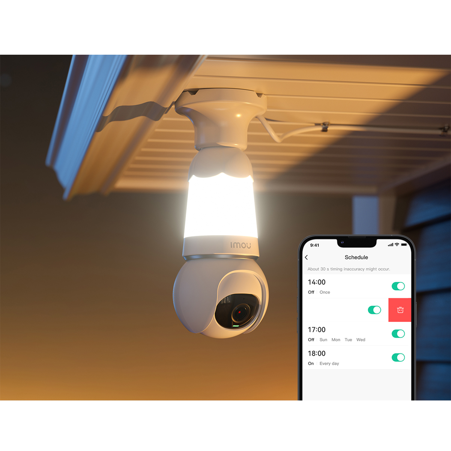 Lampadina intelligente bianca appesa, con telefono che mostra una programmazione. Sfondo: esterno casa.