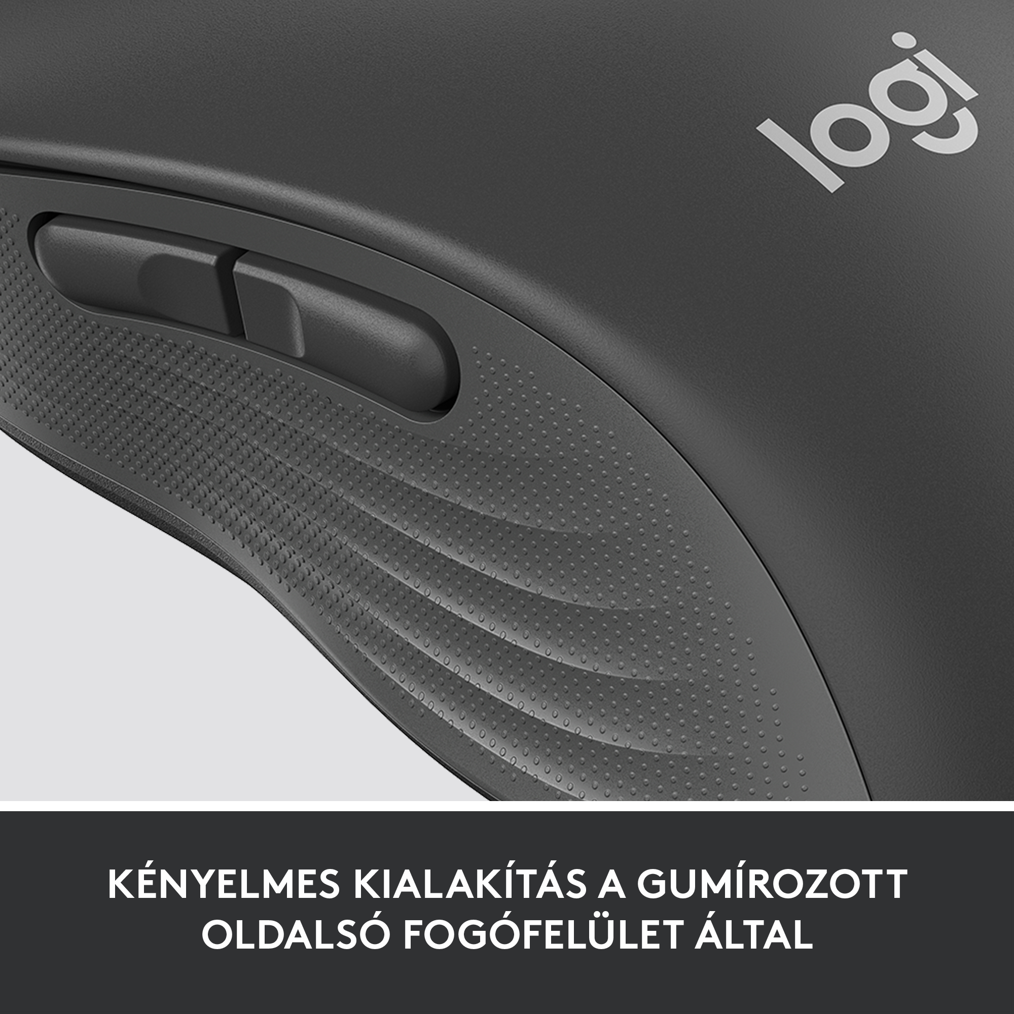 Fekete számítógépes egér közeli képe, textúrázott oldalsó fogantyúval és logóval.