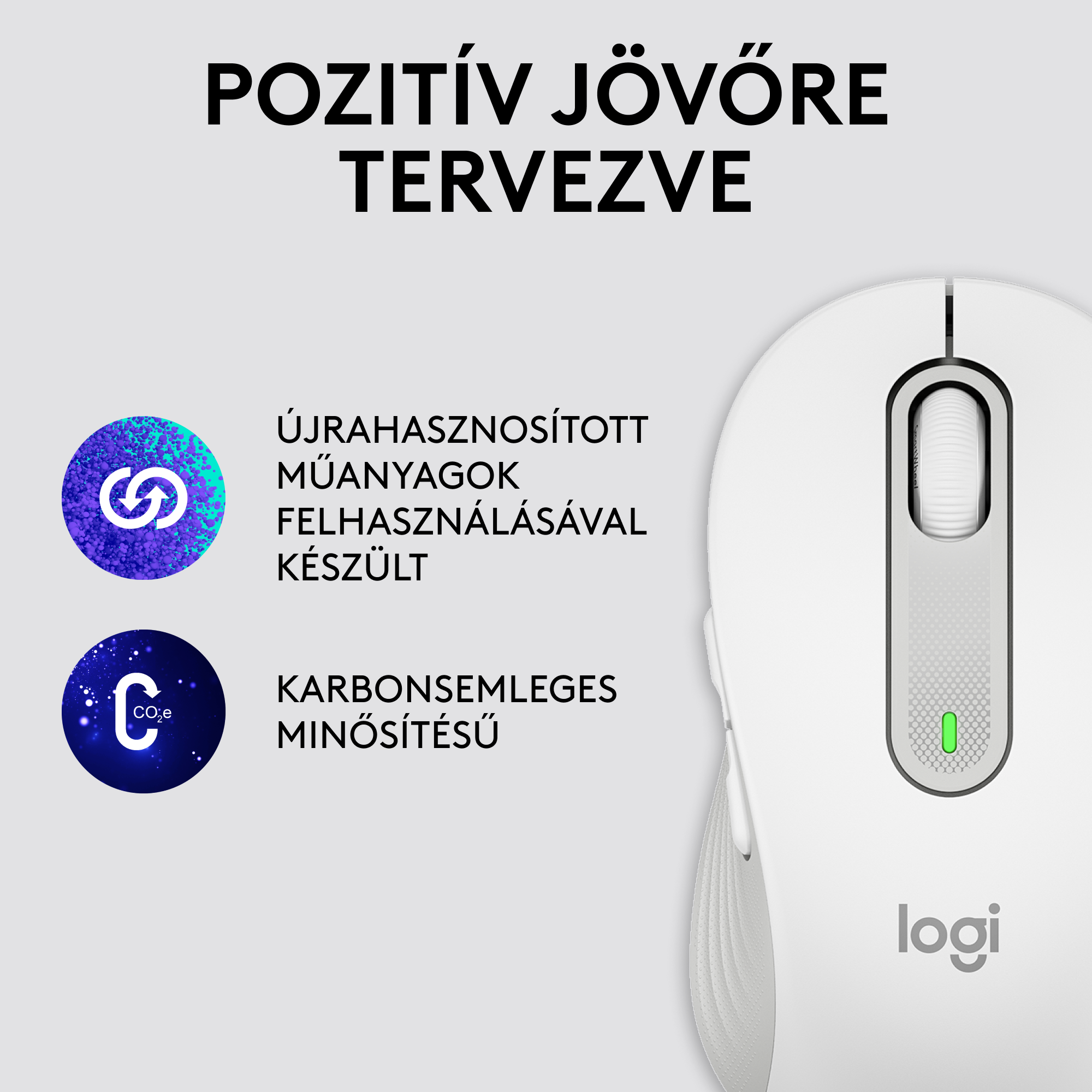 Fehér Logitech egér szöveggel és két kör alakú ikonnal, amelyek a fenntarthatóságot és a karbonsemlegességet jelképezik.