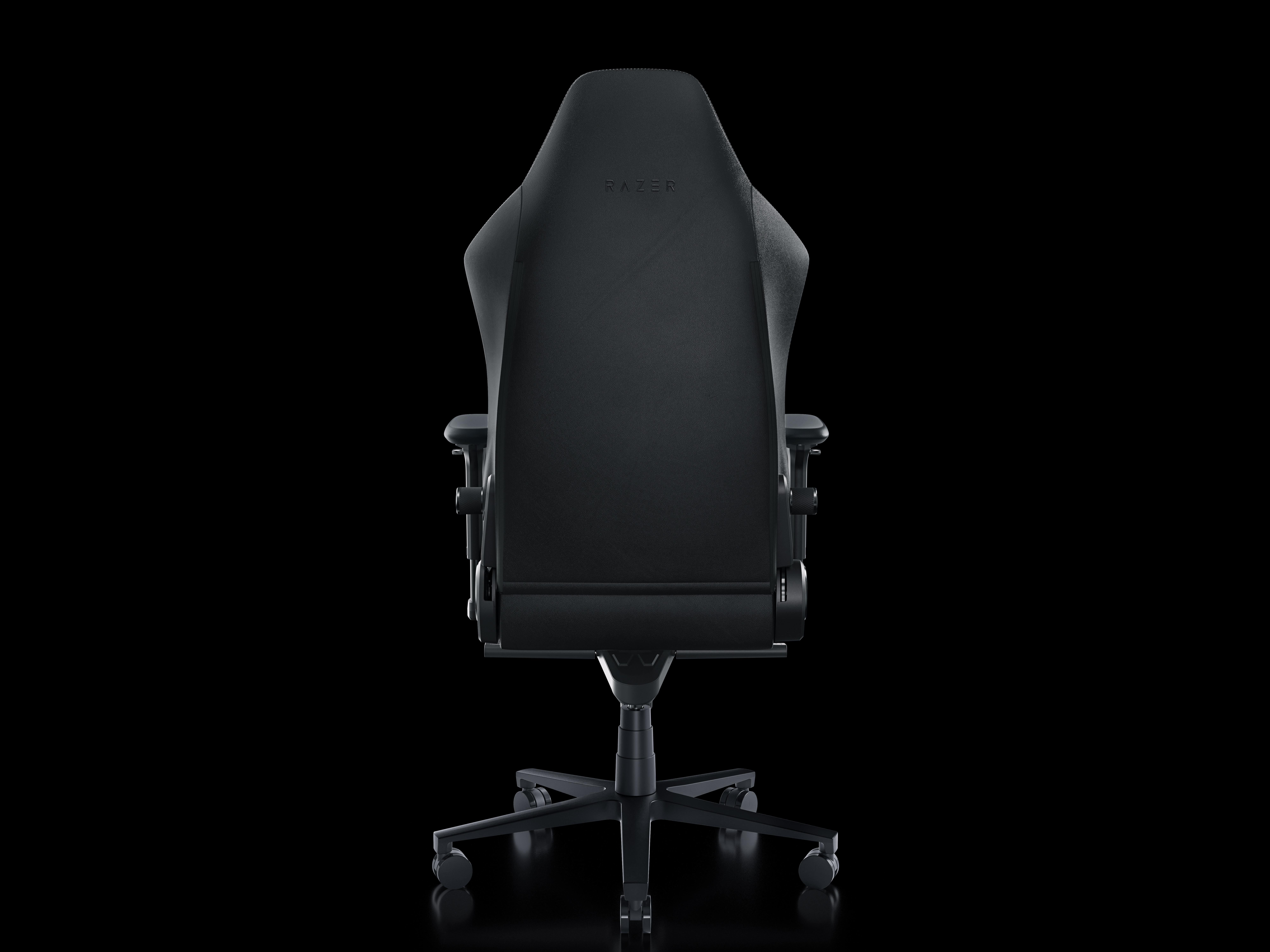 Schwarzer Razer-Gaming-Stuhl, Rückansicht, auf schwarzem Hintergrund.