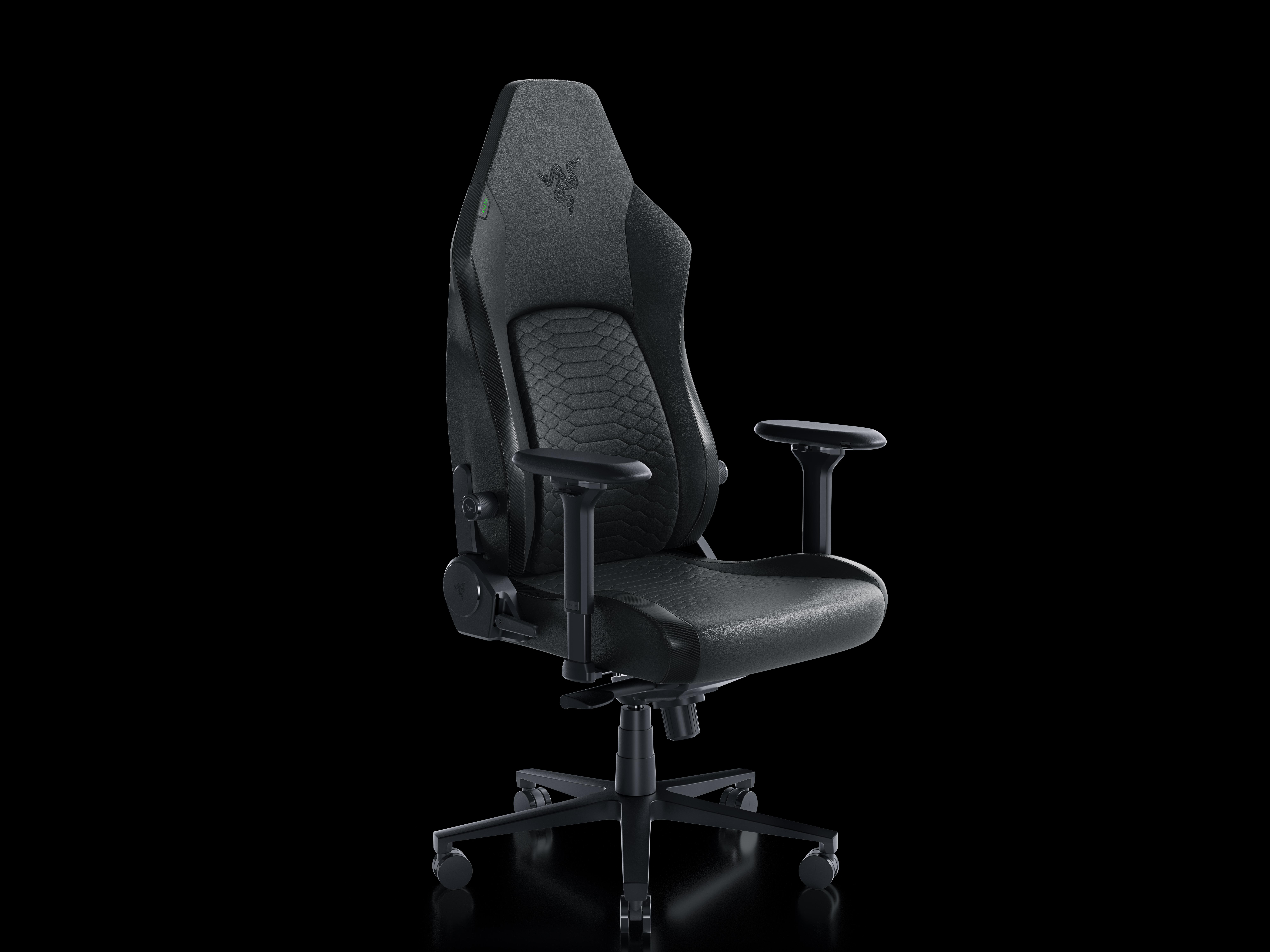 Schwarzer Gaming-Stuhl auf schwarzem Hintergrund, mit Razer-Logo.