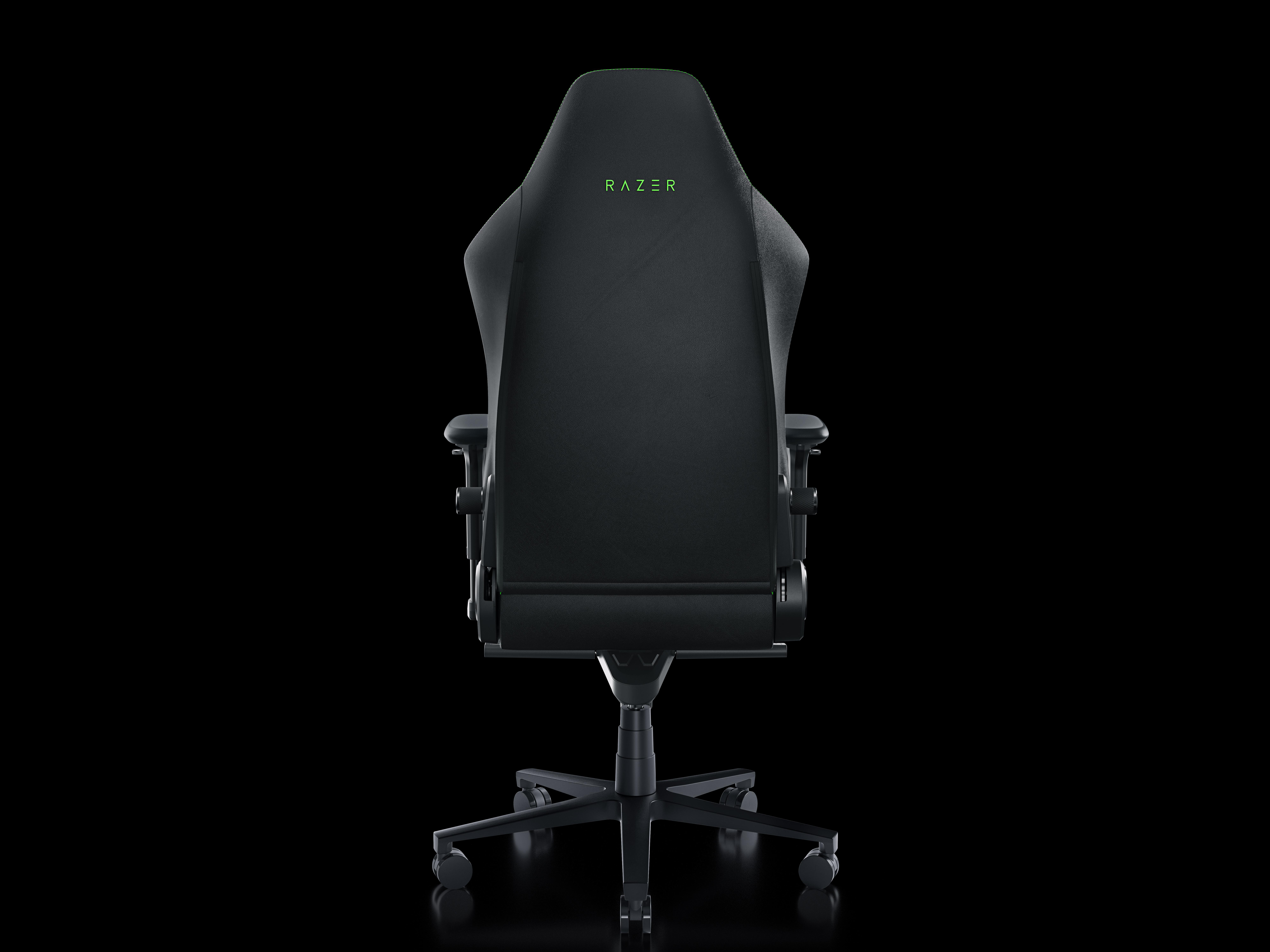 Ein schwarzer Razer Gaming-Stuhl von hinten. Das Razer-Logo ist sichtbar.