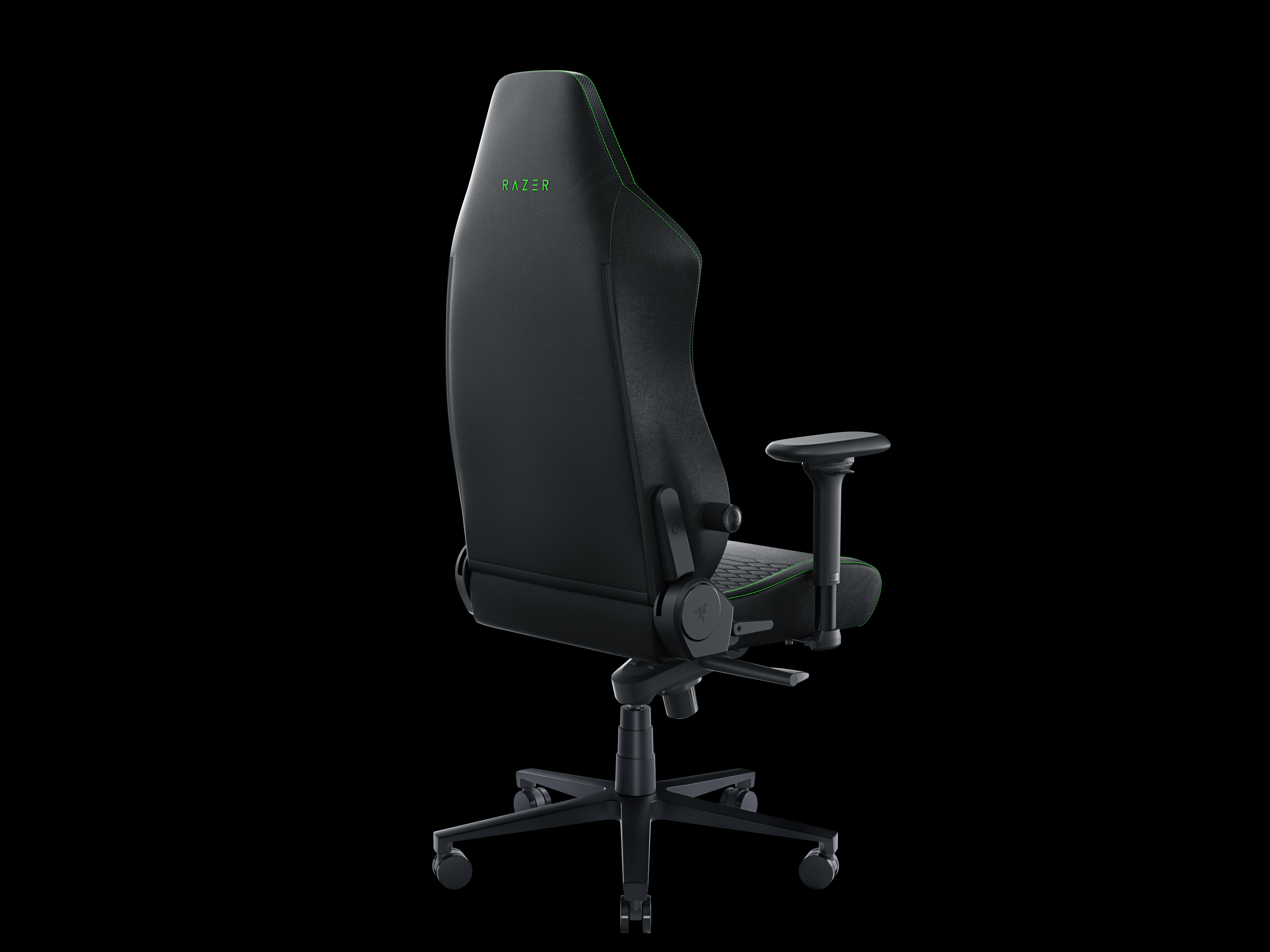 Gaming-Stuhl von der Seite. Schwarz mit grünen Nähten und Razer-Logo auf der Rückseite.