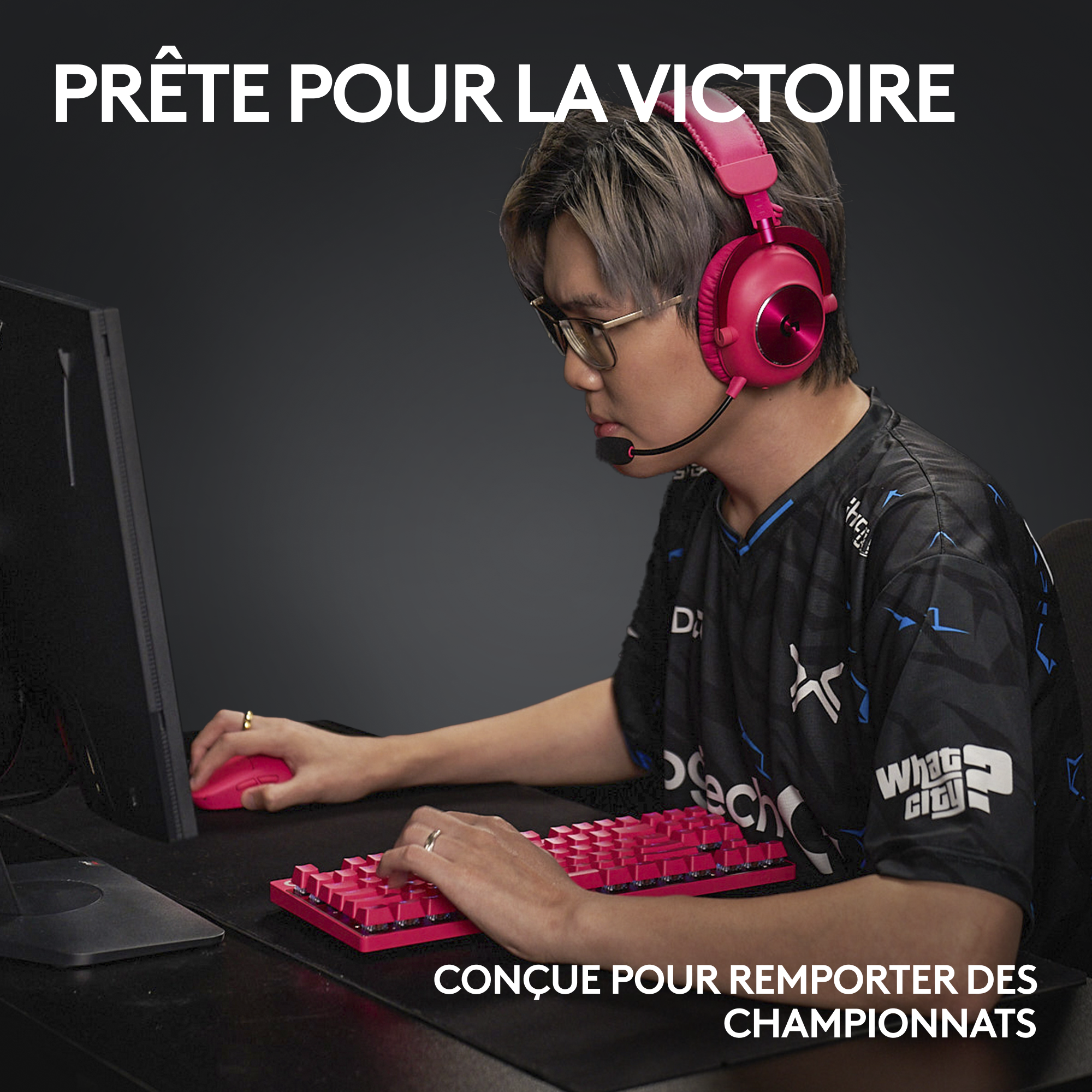 Joueur avec casque, clavier et souris roses. Texte : « Prête pour la victoire. » et « Conçue pour remporter des championnats ».