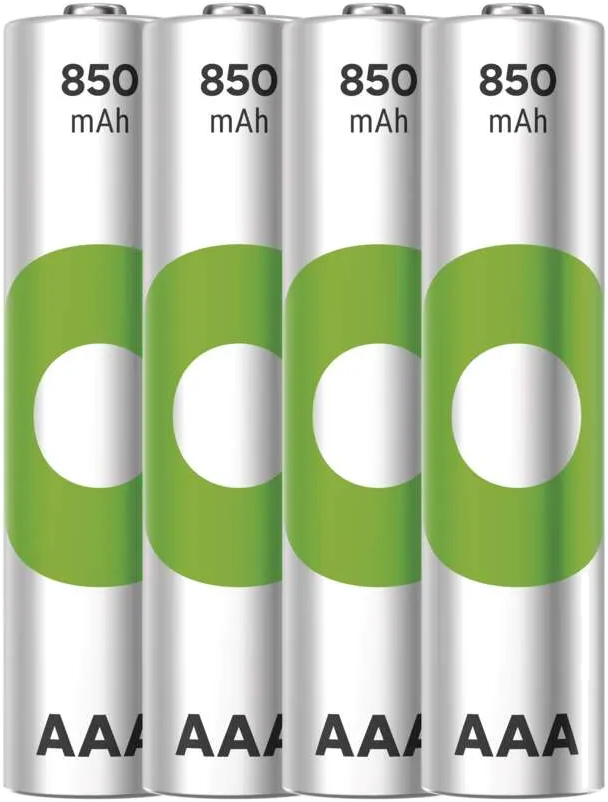 Négy AAA elem zöld dizájnnal fehér háttéren.
