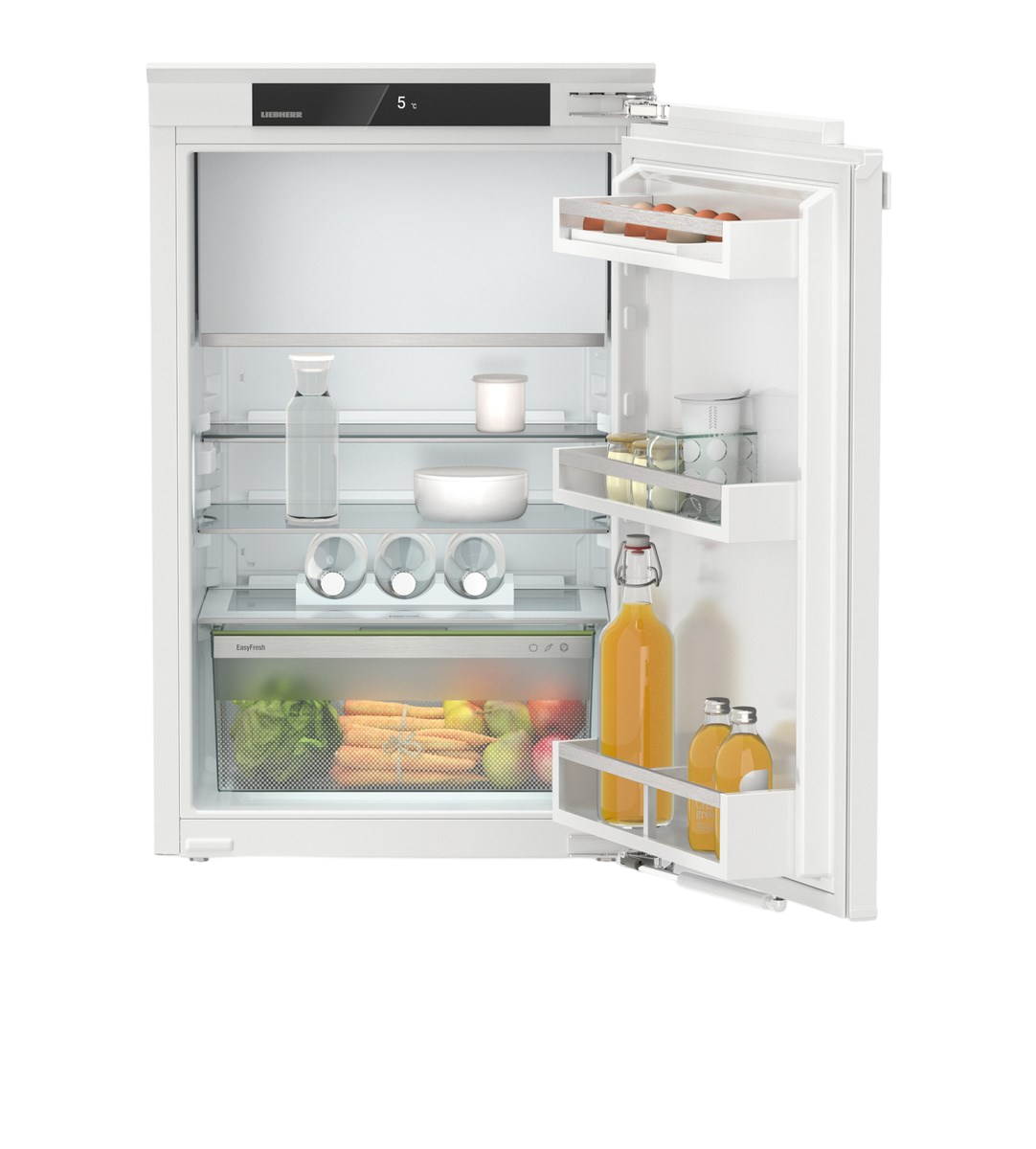 Offener weißer Kühlschrank. Enthält Wasser, Saft und Gemüse. Regale sind sichtbar.