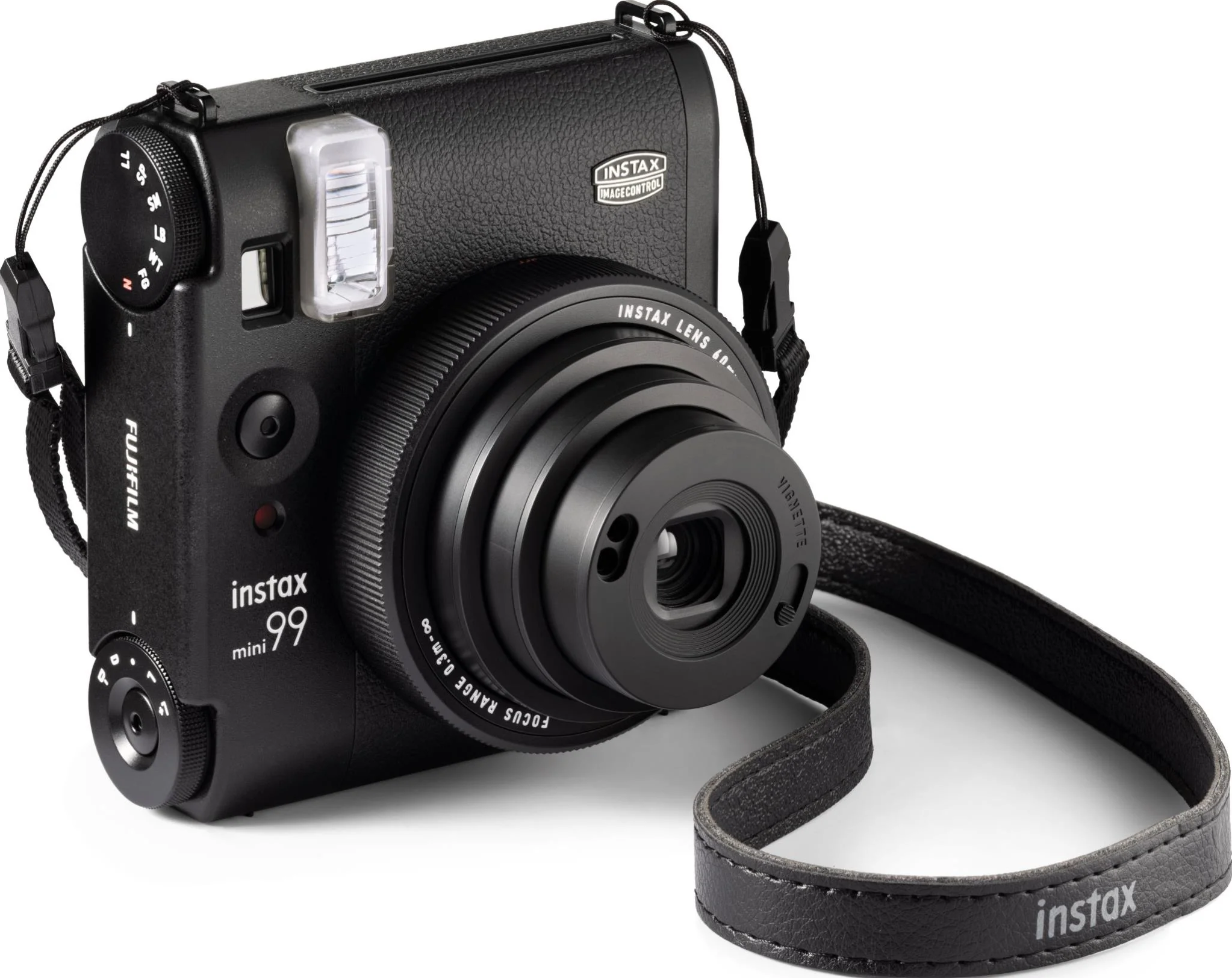 Schwarze Instax 99 Mini Kamera mit schwarzem Objektiv, Gurt und Text. Auf Weiß isoliert.