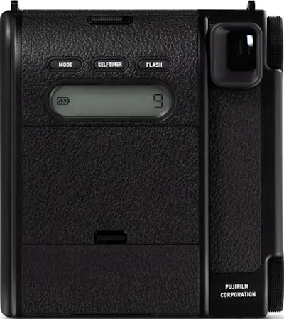 Eine schwarze Fujifilm Instax Kamera mit Knöpfen und Display, sowie Fujifilm-Logo.