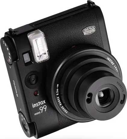 Schwarze Instax Mini 99 Kamera. Silberner Objektivring und Blitz. Knöpfe und Räder sichtbar.