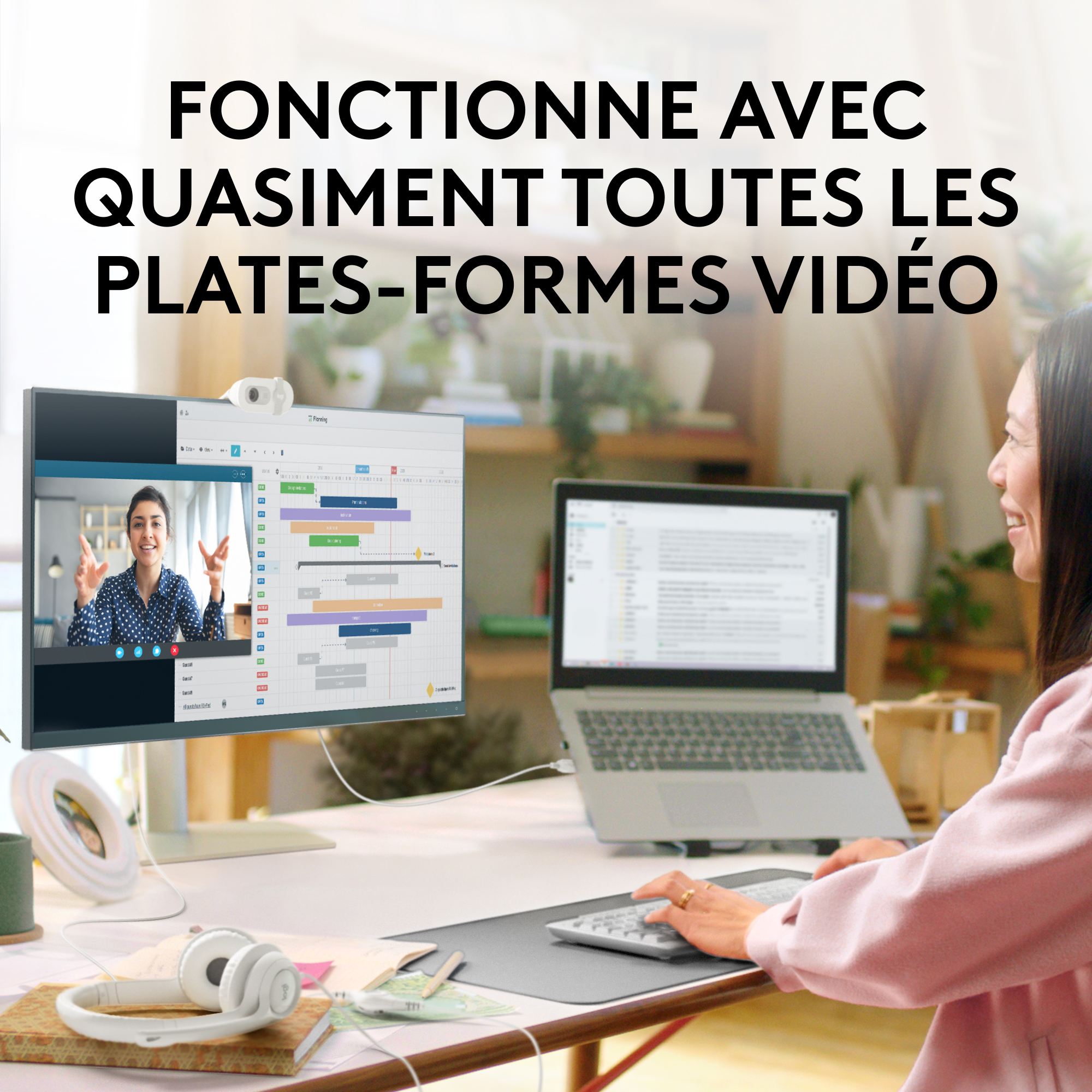 Femme en visioconférence sur un moniteur. Ordinateur portable et casque sur le bureau.