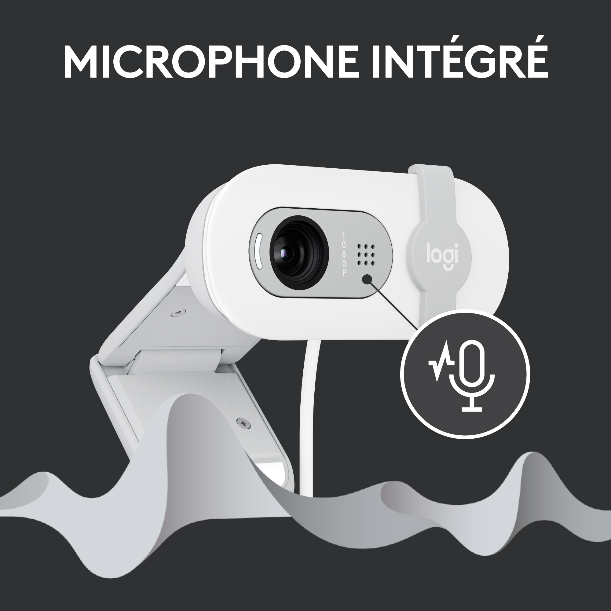 Une webcam Logitech blanche avec microphone intégré, sur fond sombre.