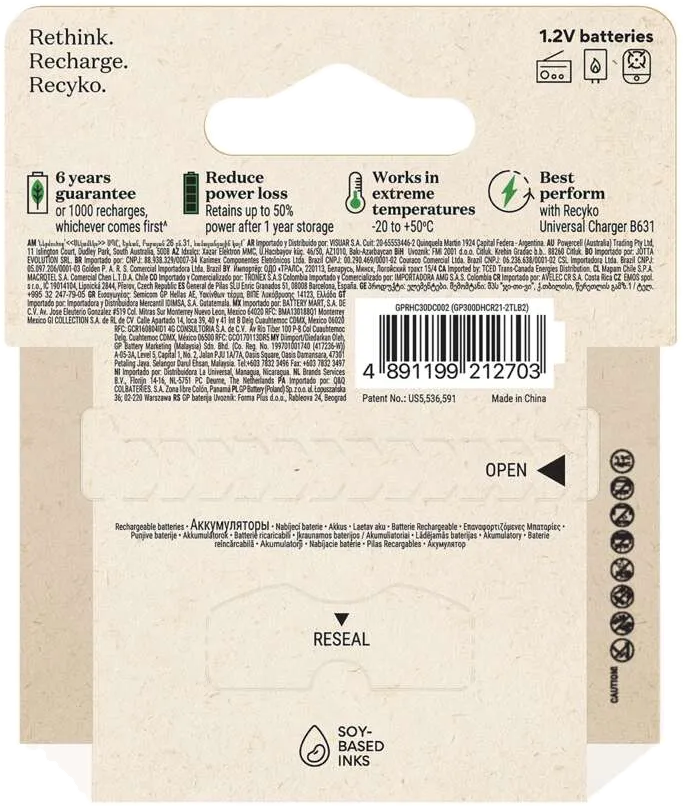 Akkumulátorcsomag szöveggel, ikonokkal és vonalkóddal. A csomagon a 'Recharge. Recyko' felirat látható.