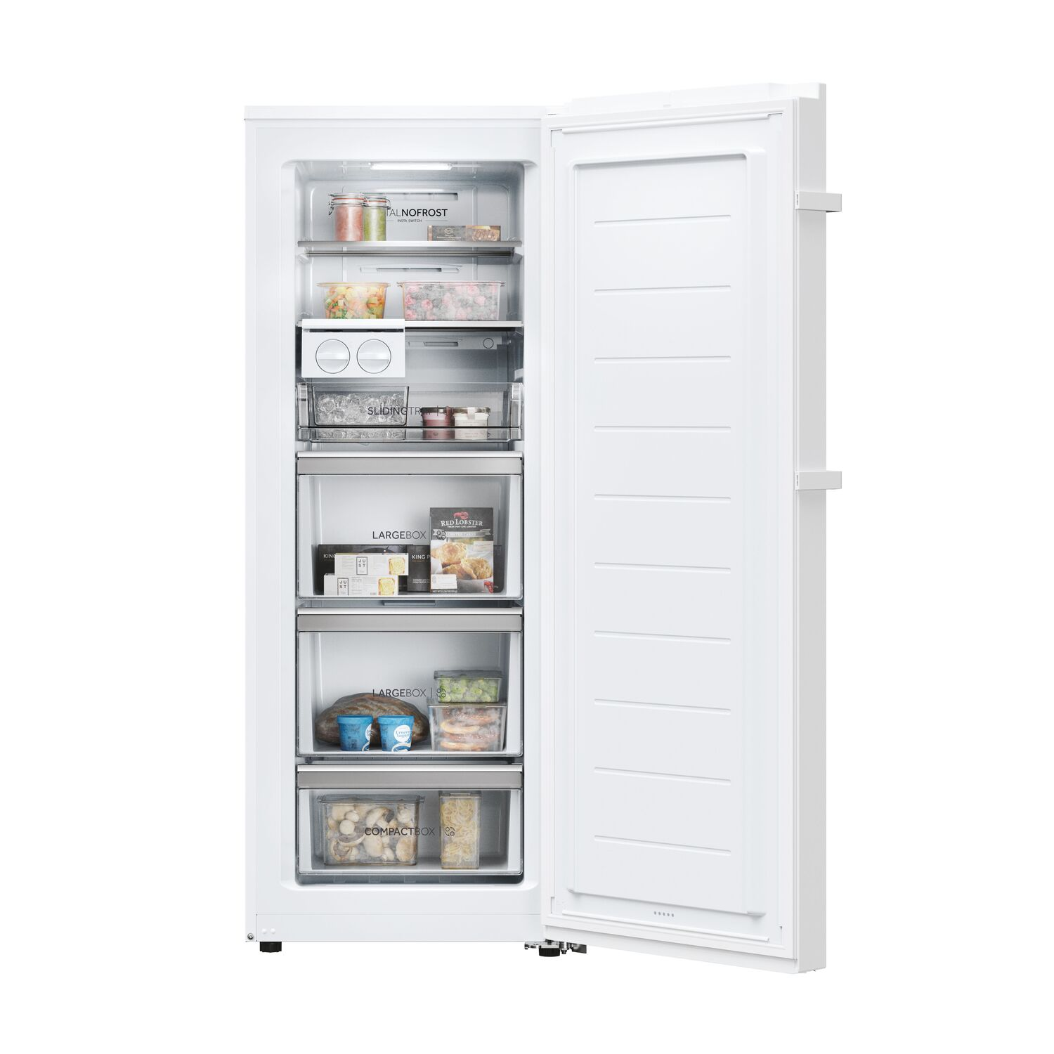 Réfrigérateur-congélateur blanc avec la porte ouverte, révélant des étagères et des tiroirs remplis d'aliments.