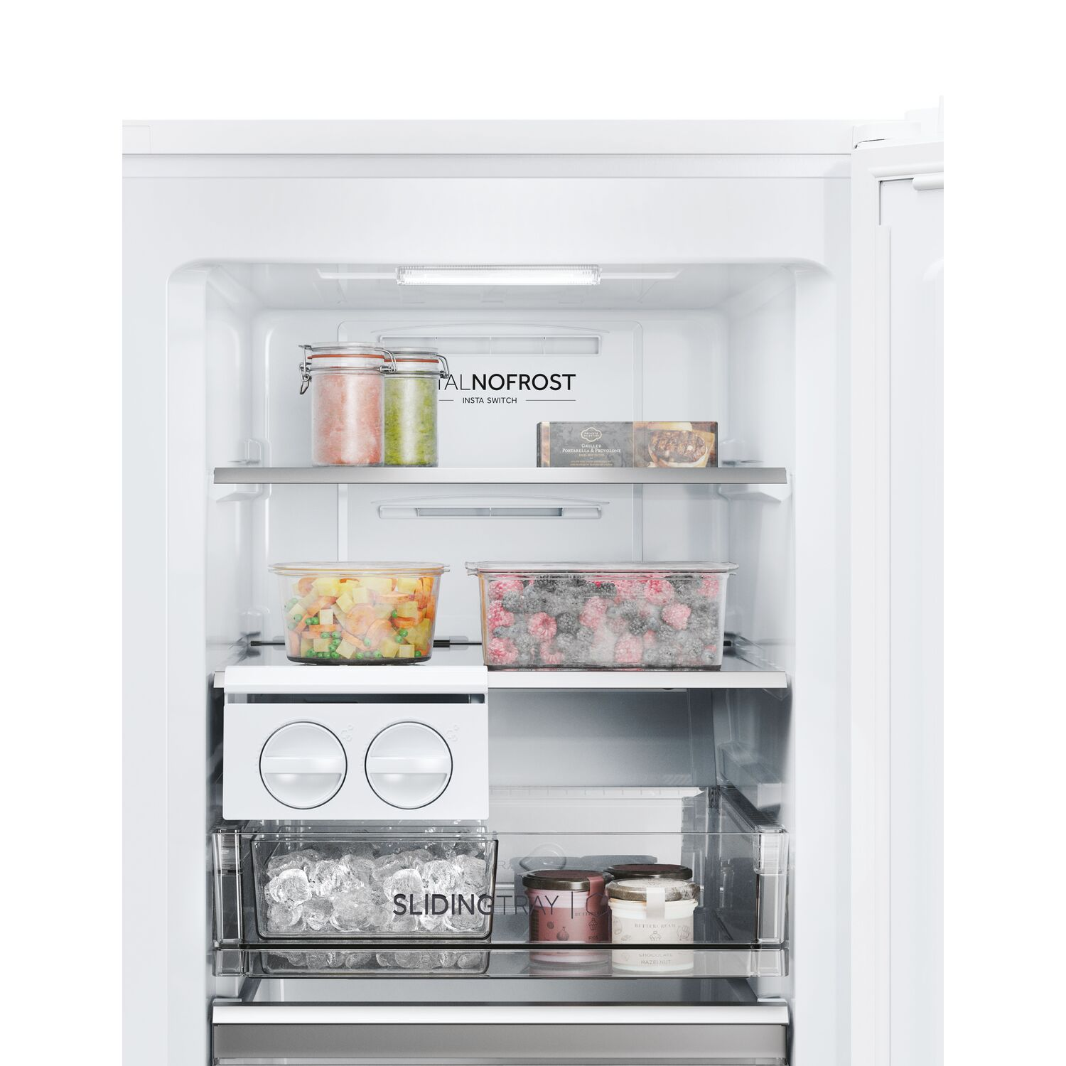 À l'intérieur d'un réfrigérateur : étagères avec aliments, bac à glaçons et bac coulissant visibles, avec le logo TalnoFrost.