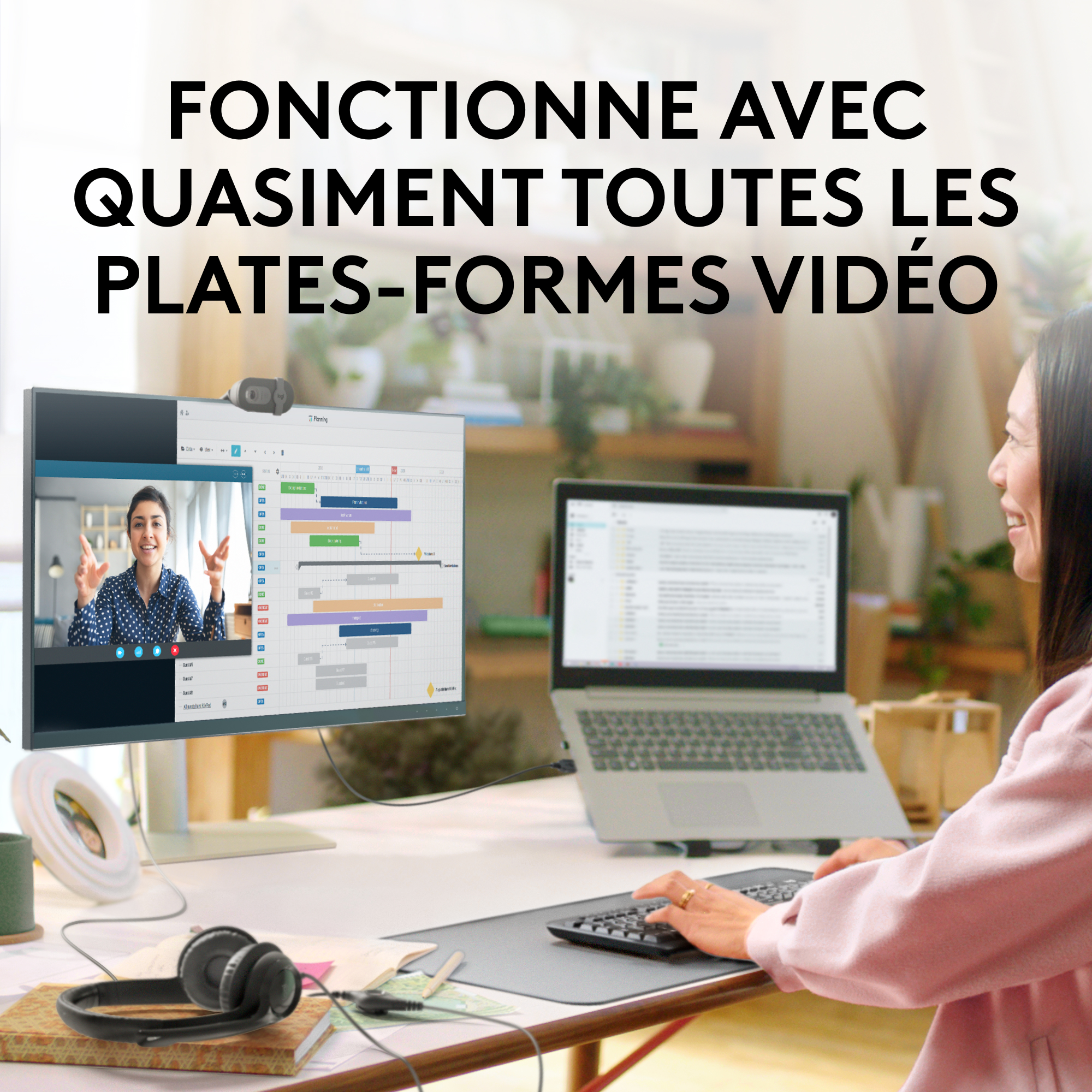 Femme au bureau avec ordinateur portable et moniteur en appel vidéo. Texte : fonctionne avec la plupart des plateformes vidéo.