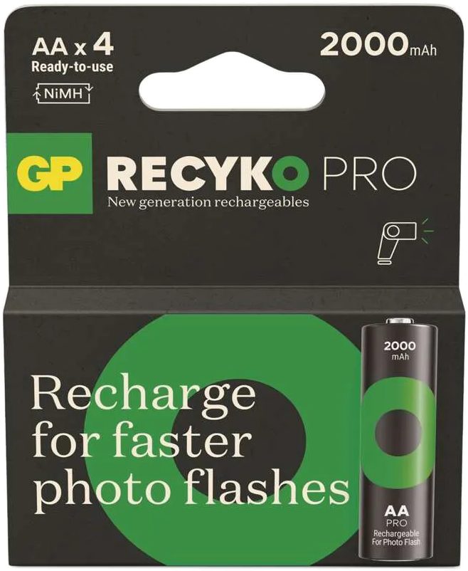 Akkumulátorcsomag AA elemekkel, a címke azt írja: 'Recharge for faster photo flashes'.
