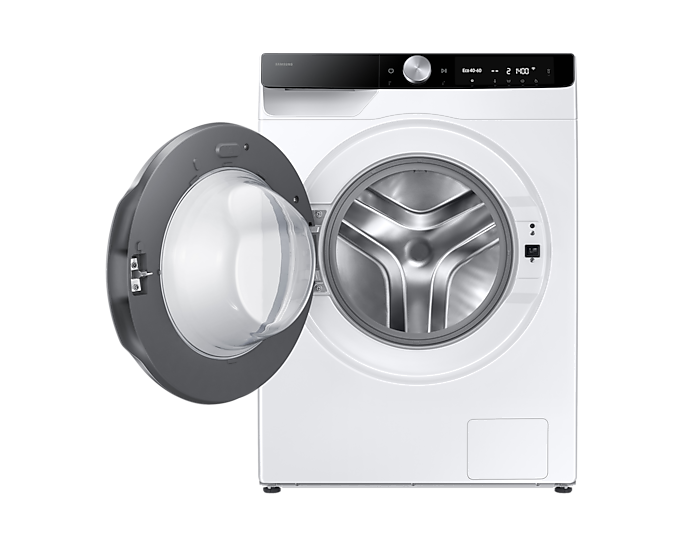 Fehér mosógép nyitott ajtóval, a dobbal belül.