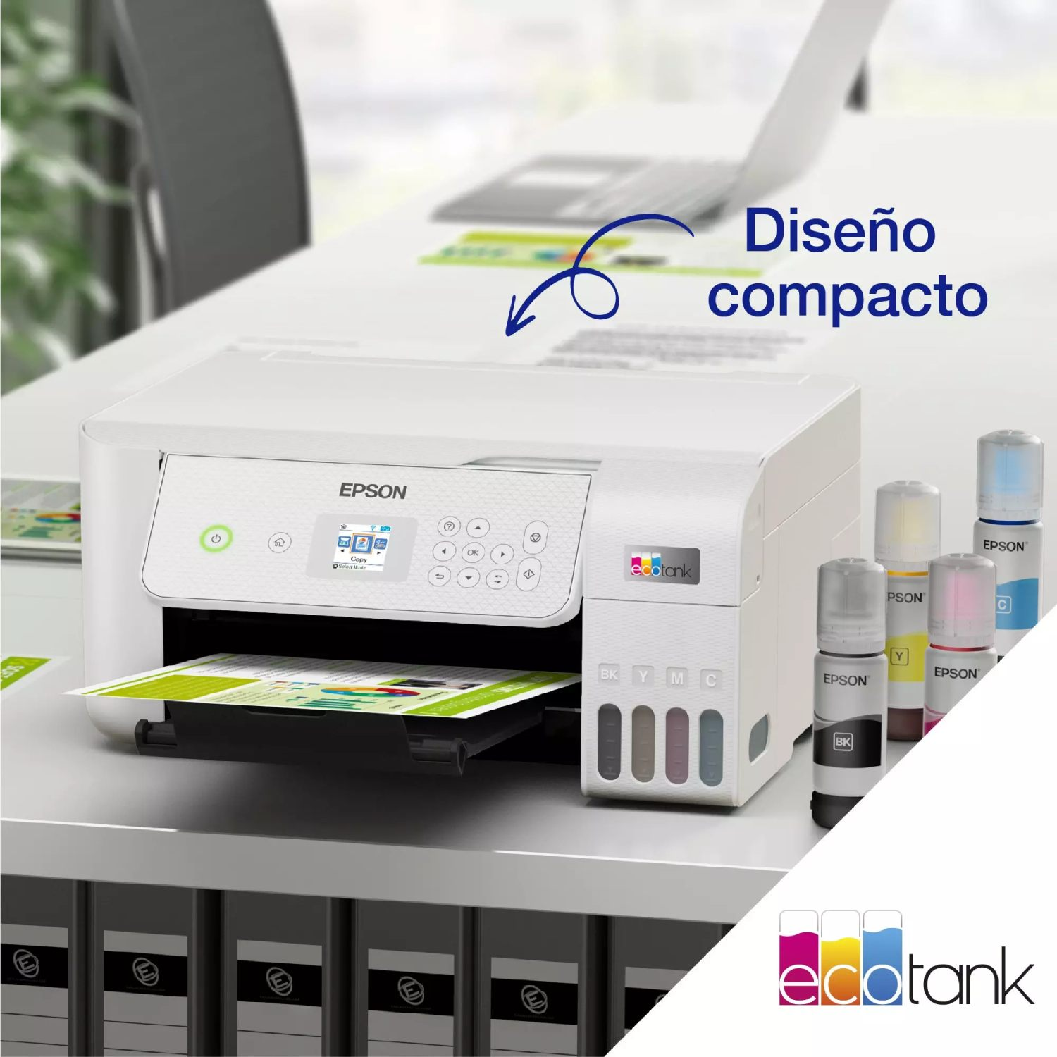 Una impresora Epson EcoTank blanca con botellas de tinta. La impresora está sobre una mesa con otros suministros de oficina.