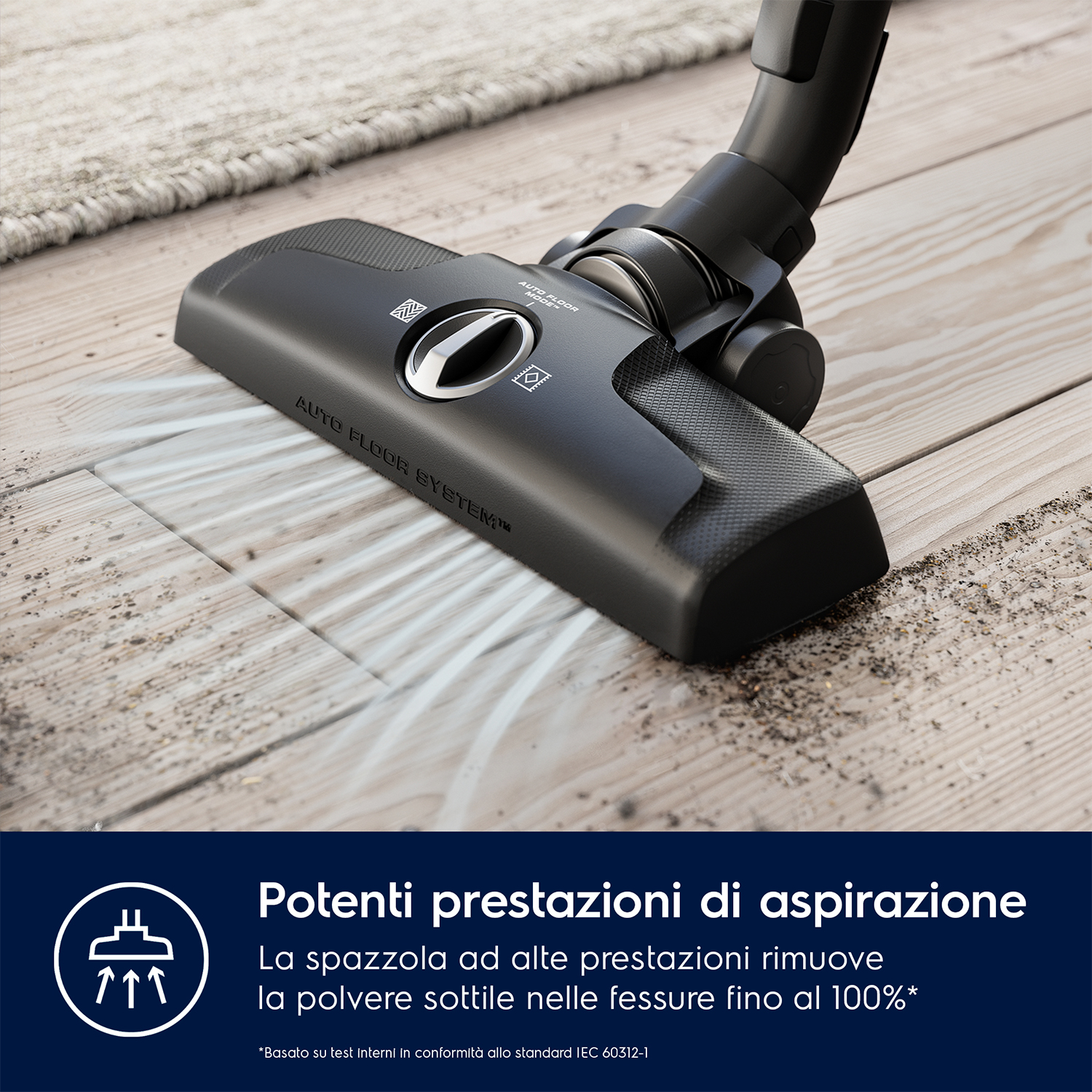 Una testina per aspirapolvere su un pavimento in legno, con la pulizia in corso.