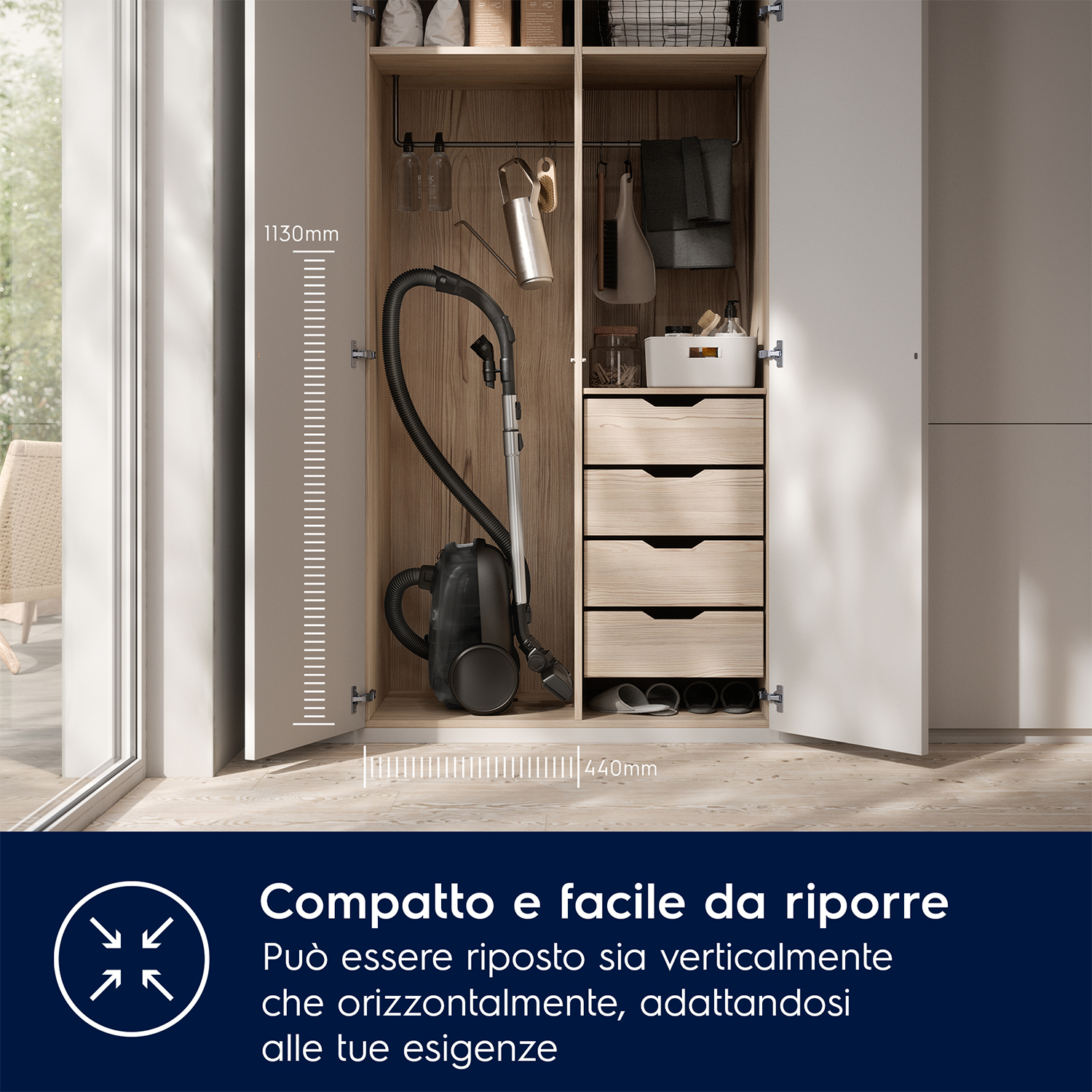 Guardaroba bianco con ante aperte, con aspirapolvere e cassetti all'interno.
