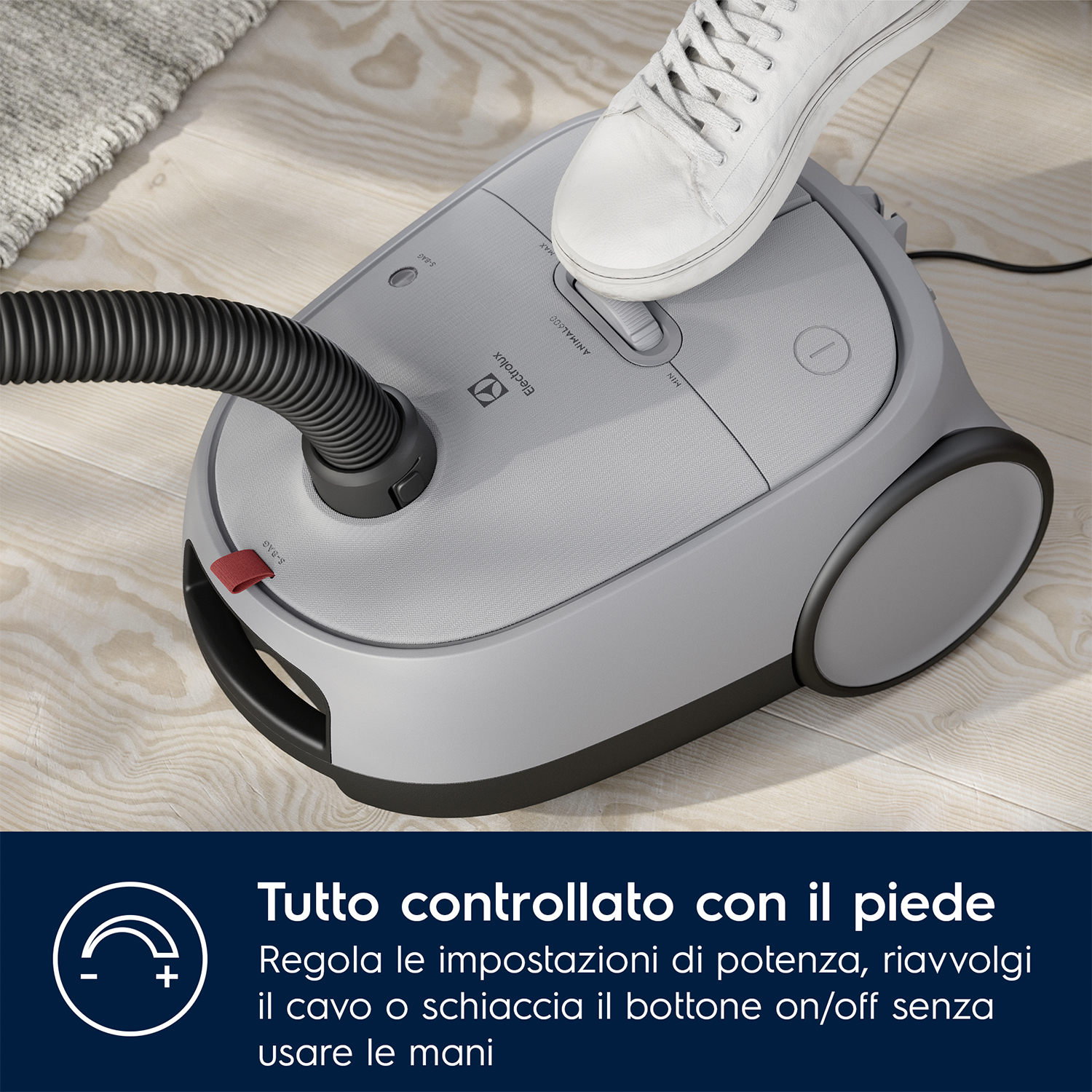 Aspirapolvere, piede sopra, testo: Tutto controllato con il piede.