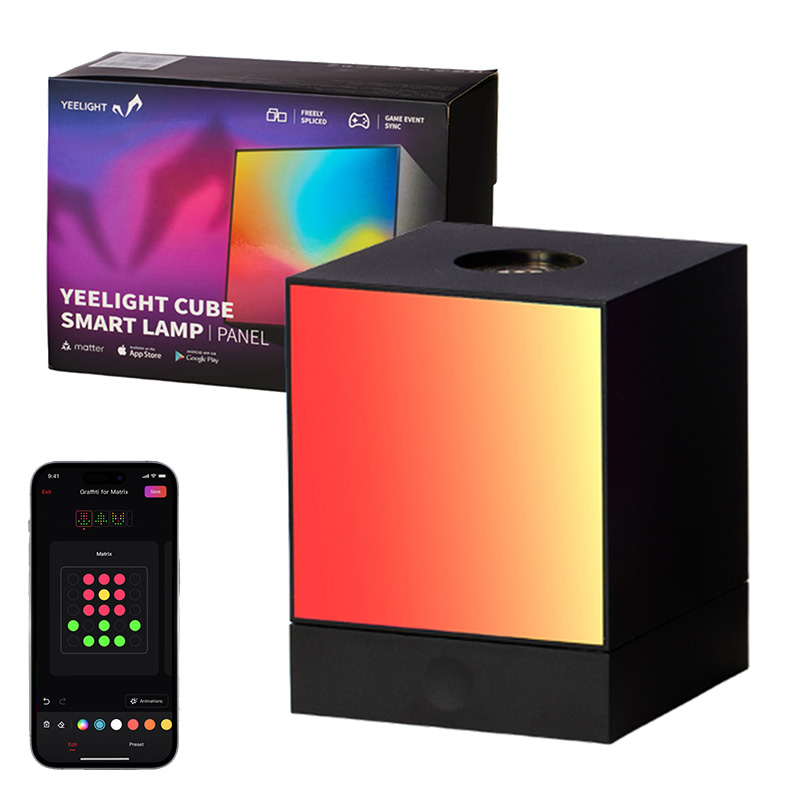 Inteligentna lampa Yeelight Cube i jej pudełko na białym tle. Telefon pokazuje panel sterowania.