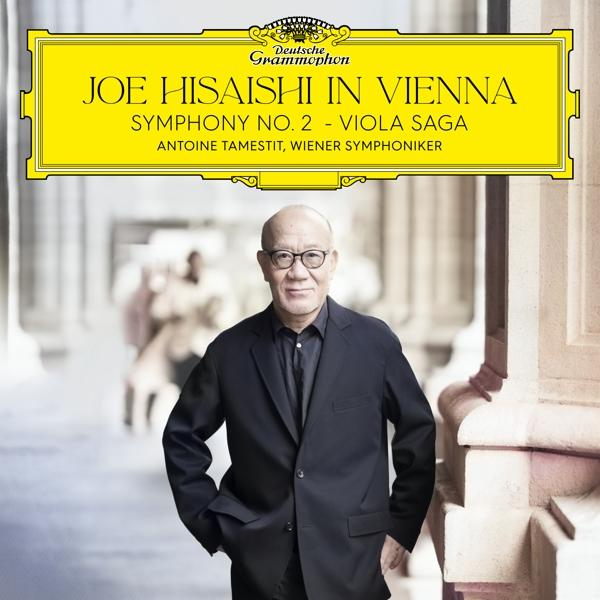 Albumcover: Älterer Mann im Anzug mit Text: Joe Hisaishi In Vienna. Gelber Hintergrund.