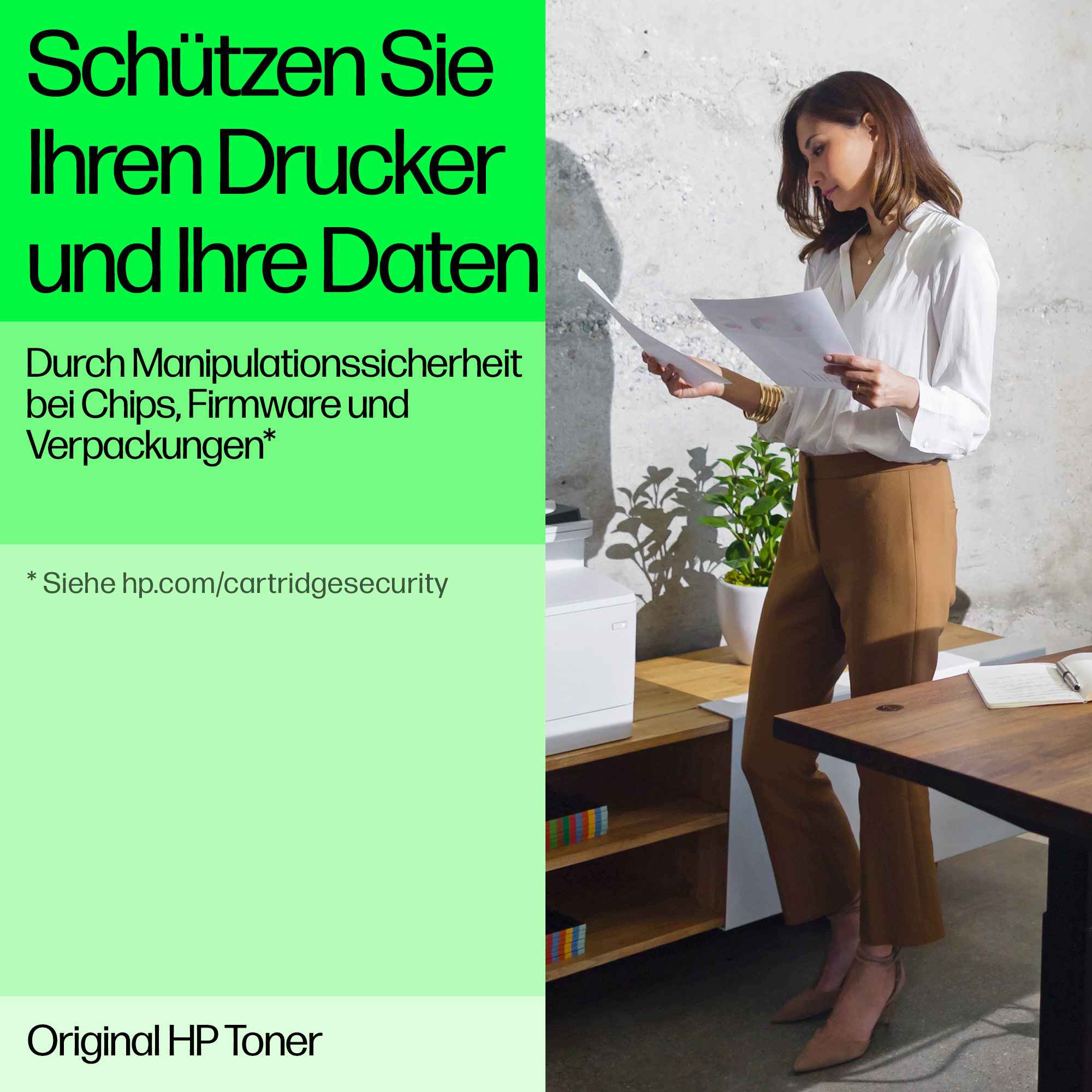 Frau liest Papiere neben Drucker. Text über Druckerschutz.