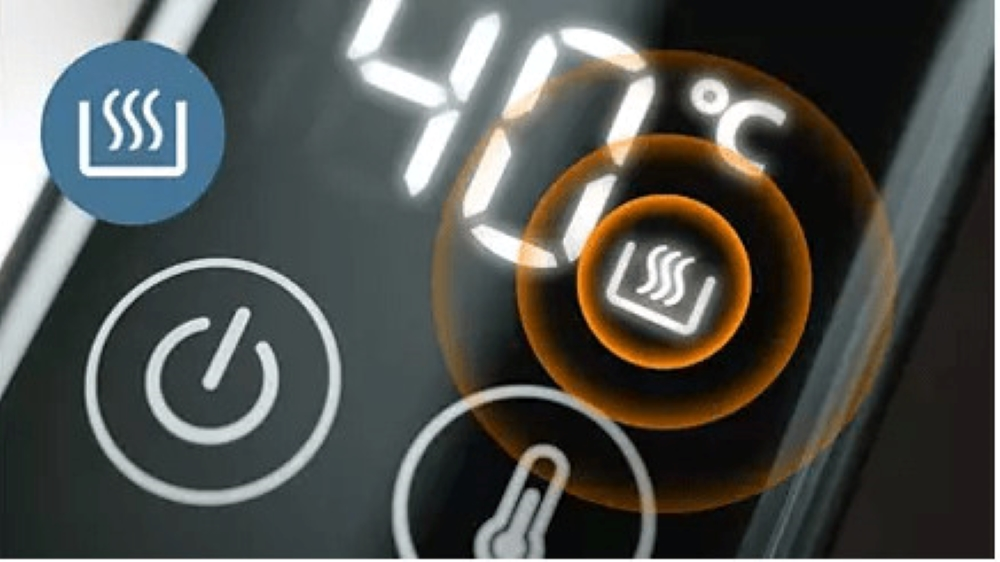 Zbliżenie na czarny ekran urządzenia z 40°C. Widoczne ikony pary i zasilania.