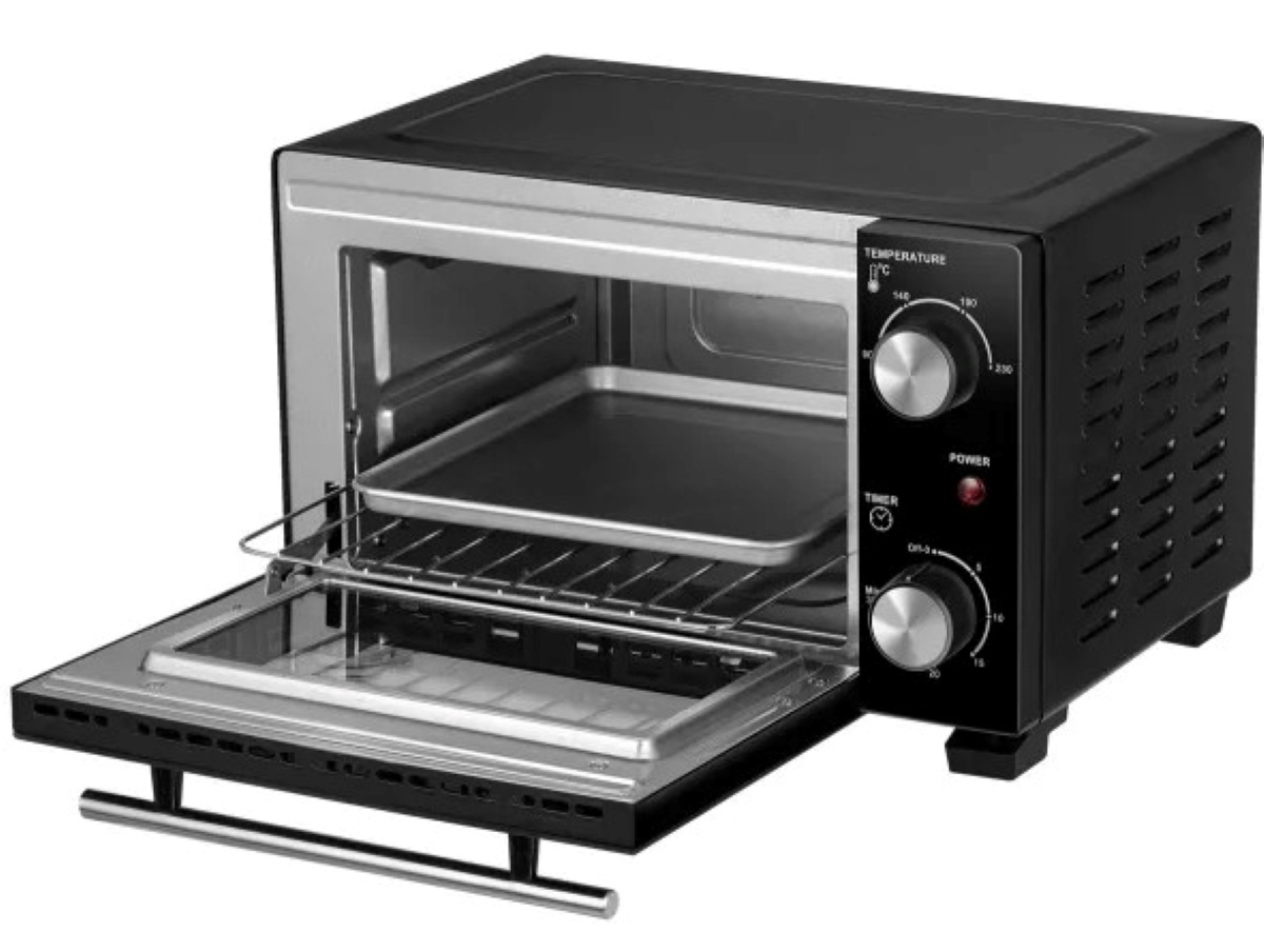 Czarny piekarnik z otwartymi drzwiami. Czarny piekarnik z otwartymi drzwiami i tacką w środku.