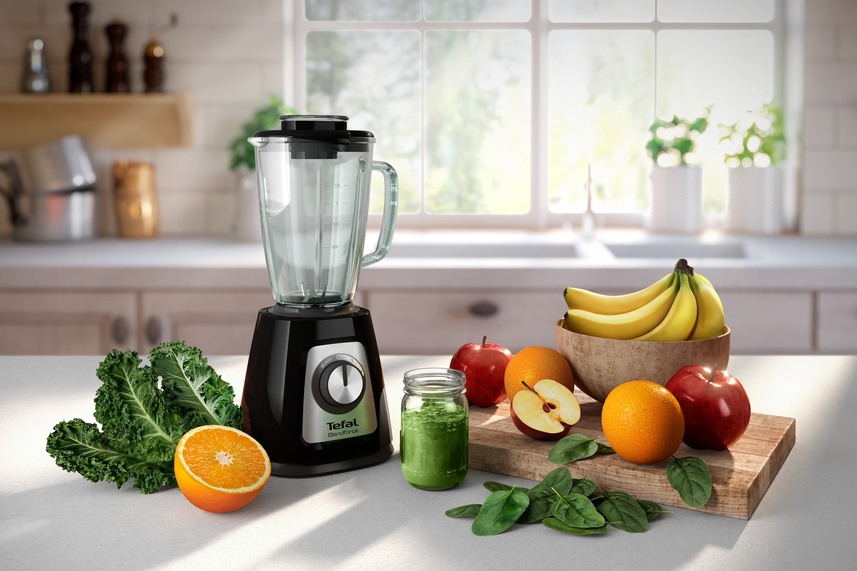 Mixer auf Küchentheke mit Obst und Grünkohl. Äpfel, Orangen und Bananen ausgestellt.
