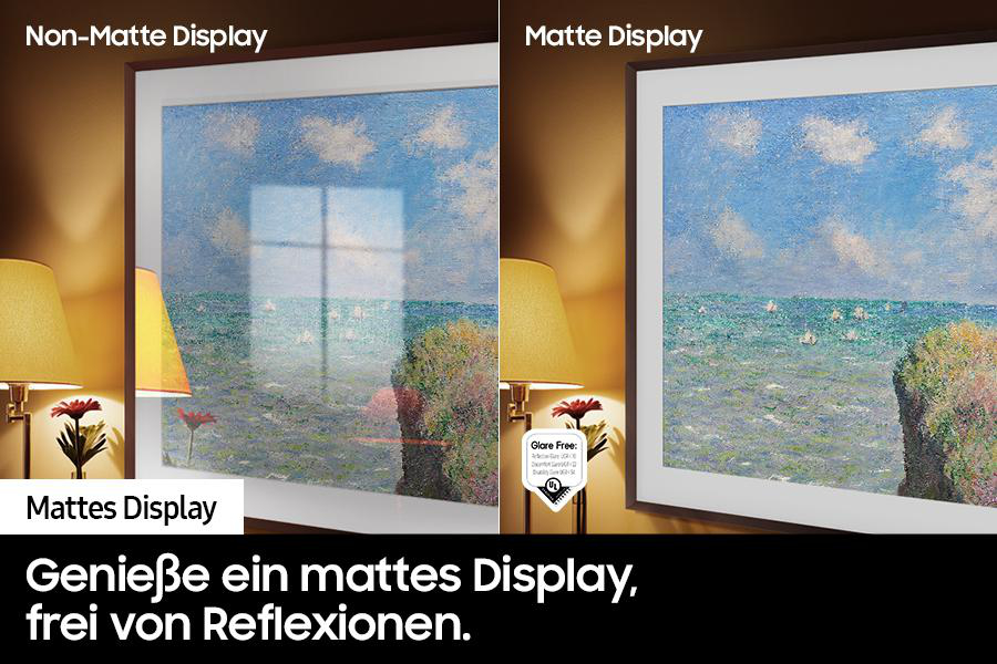 Zwei Fernseher nebeneinander, die ein mattes und nicht mattes Display zeigen.