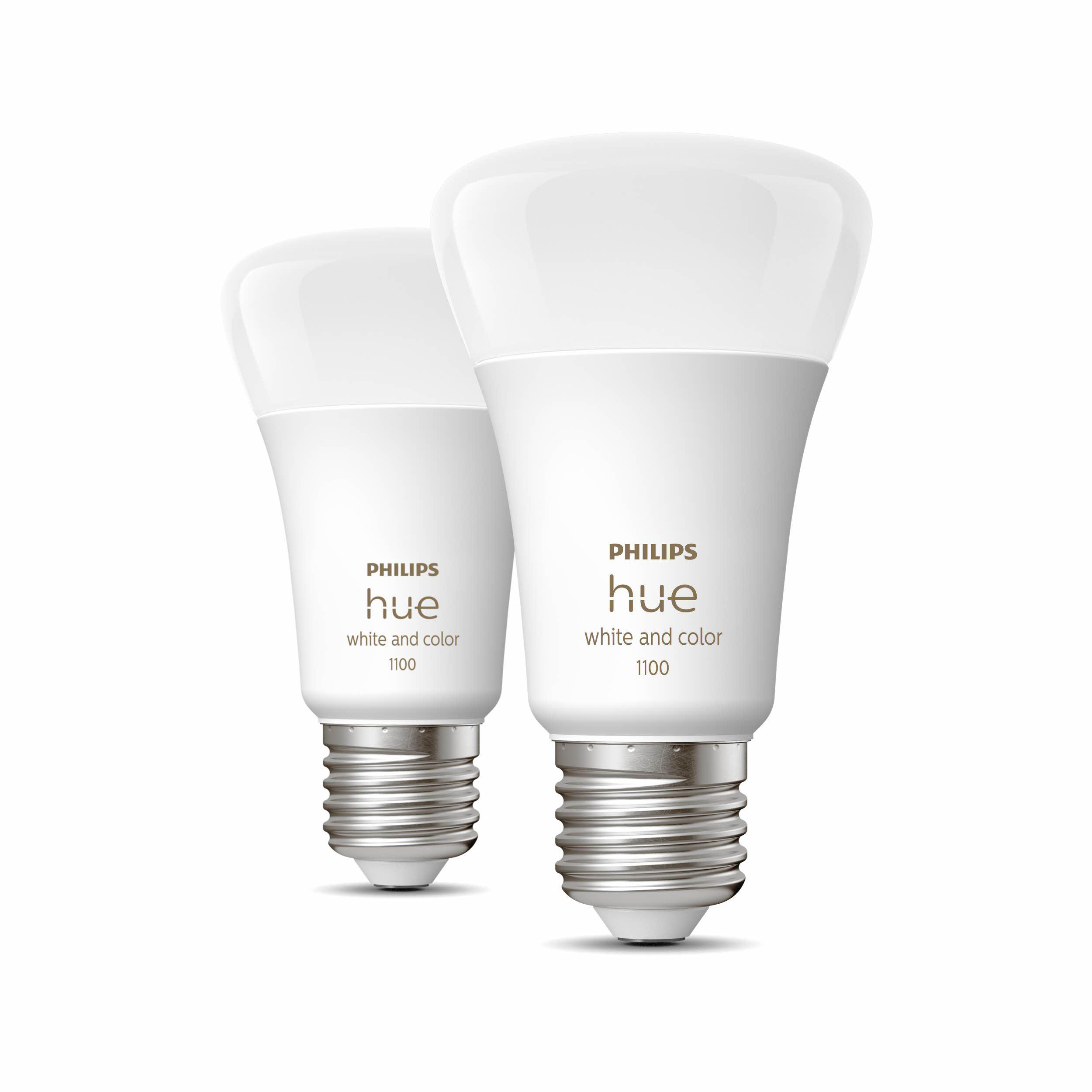Zwei weiße Philips Hue-Glühbirnen vor weißem Hintergrund, mit dem Philips Hue-Logo.
