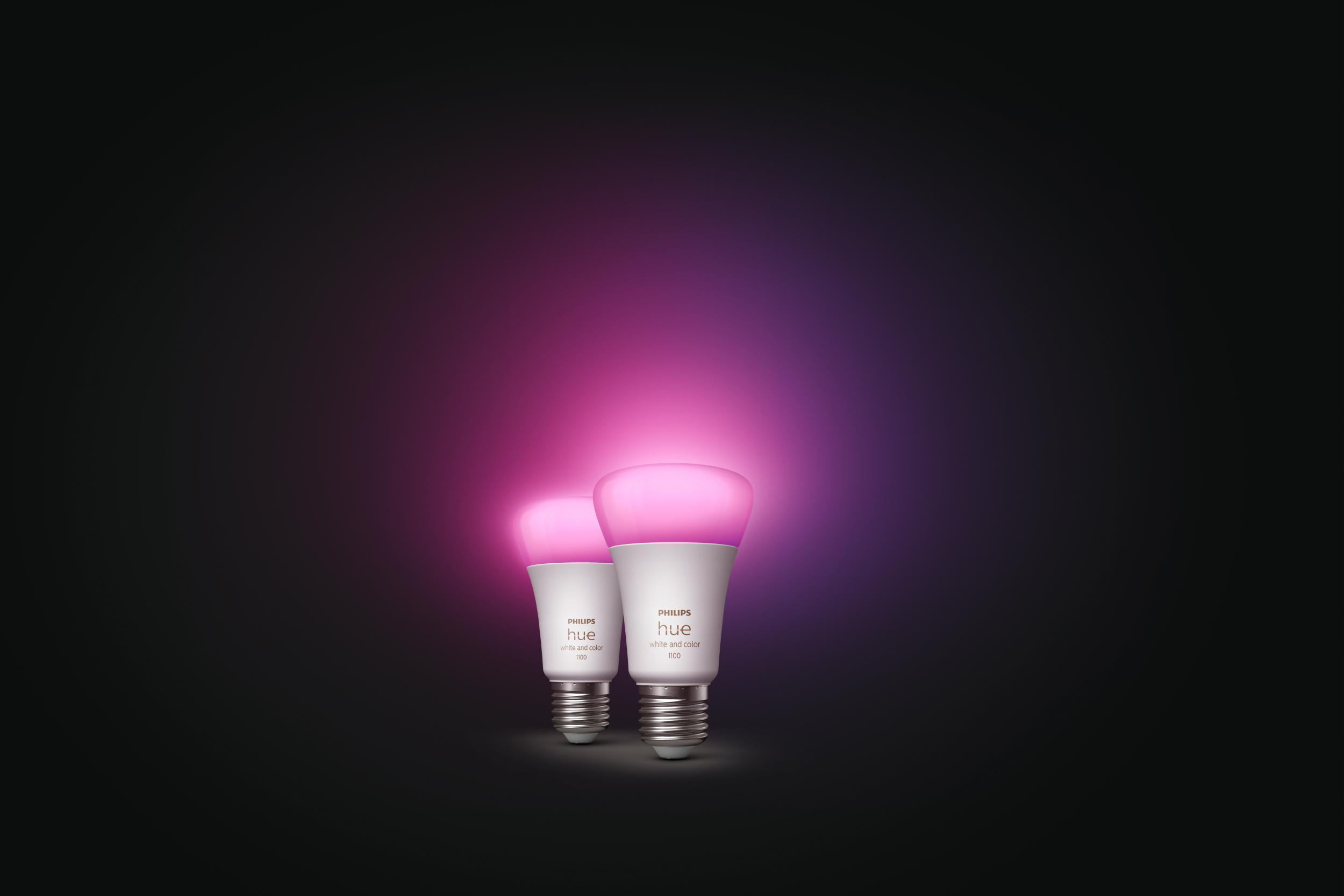 Raum mit intelligenter Beleuchtung, dunkle Stehlampe.
