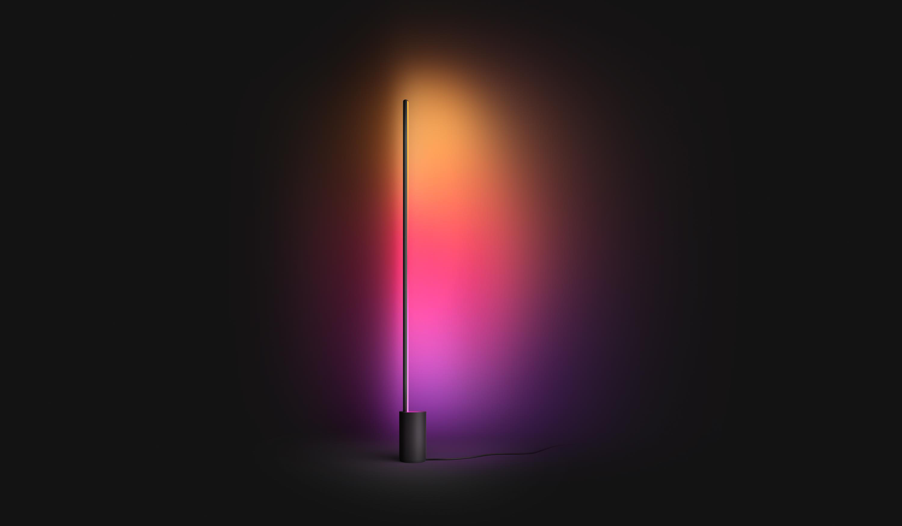 Weißes USB-C-zu-USB-C-Kabel auf weißem Hintergrund.
