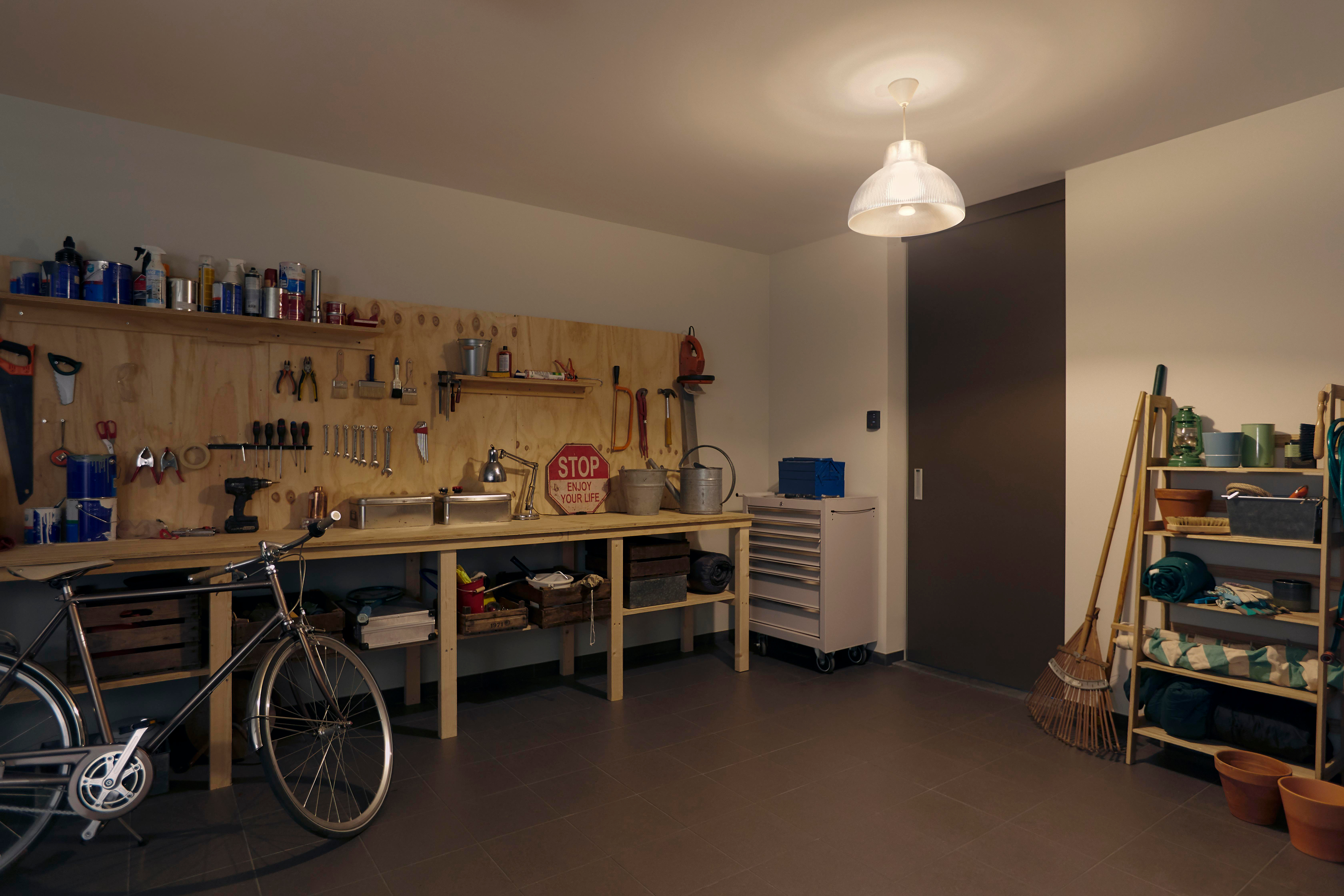 PHILIPS Hue White E27 Einzelpack  LED Lampe Warmweiß