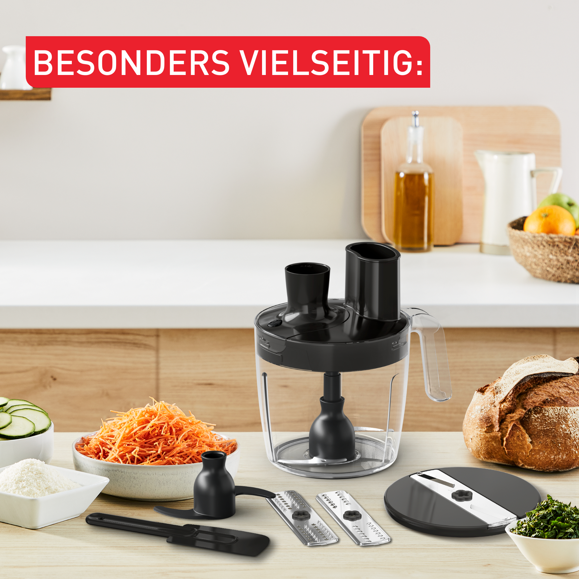 Küchenmaschine mit Aufsätzen und Zutaten.