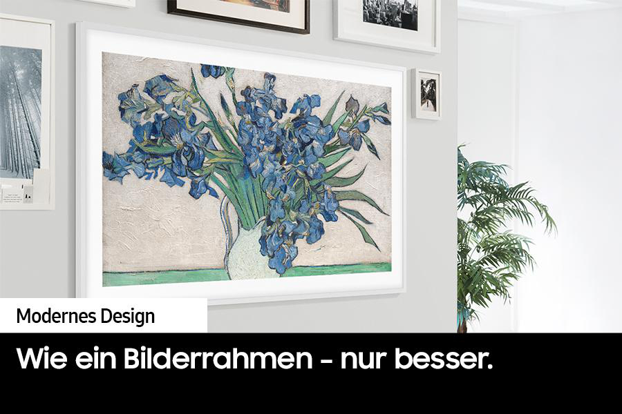 Gerahmtes Kunstwerk an der Wand. Gemälde mit blauen Iris in einer Vase und Text darunter.
