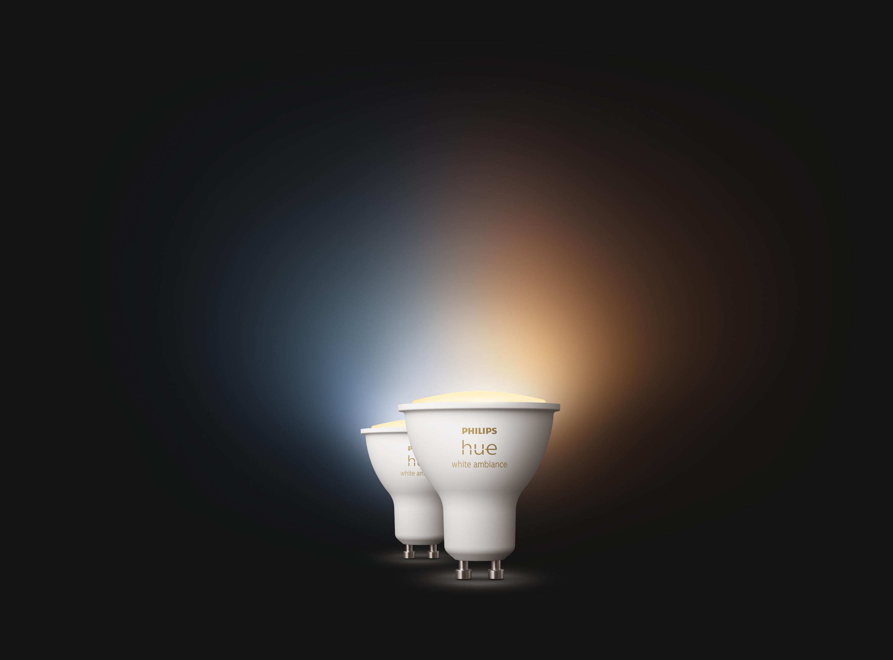 Zwei weiße Philips Hue Glühbirnen auf dunklem Hintergrund.