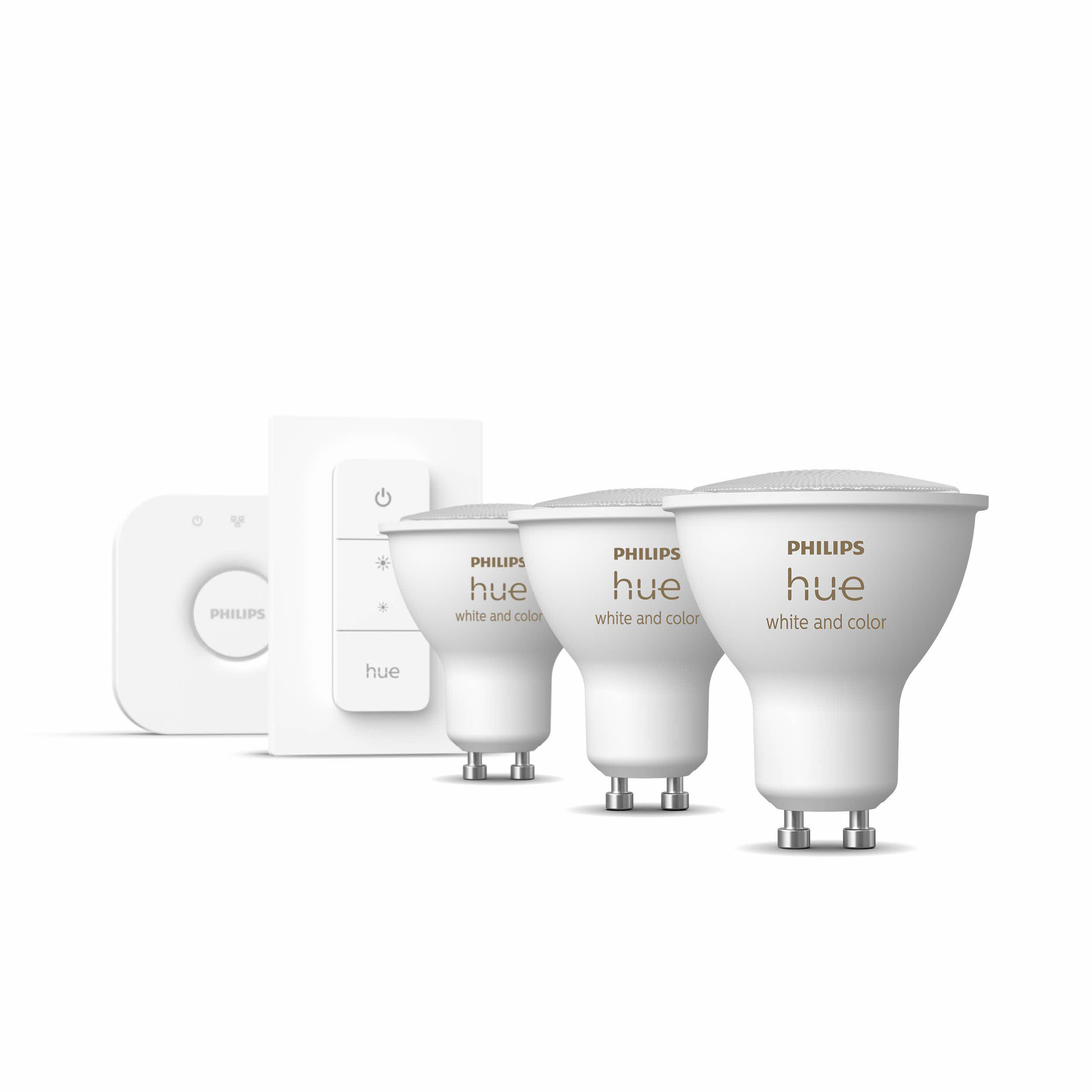 Weiße Philips Hue-Smart-Lampen und eine Bridge auf weißem Hintergrund. Die Lampen sind mit 'white and color' beschriftet.